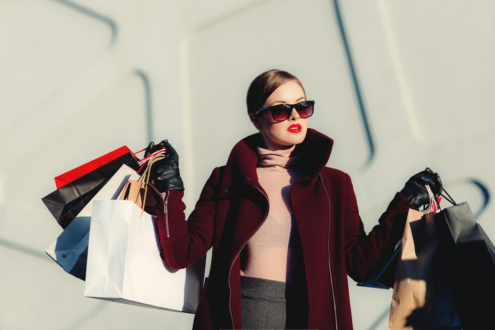 Femme tenant des sacs de shopping, illustration de l'augmentation du panier moyen en e-commerce