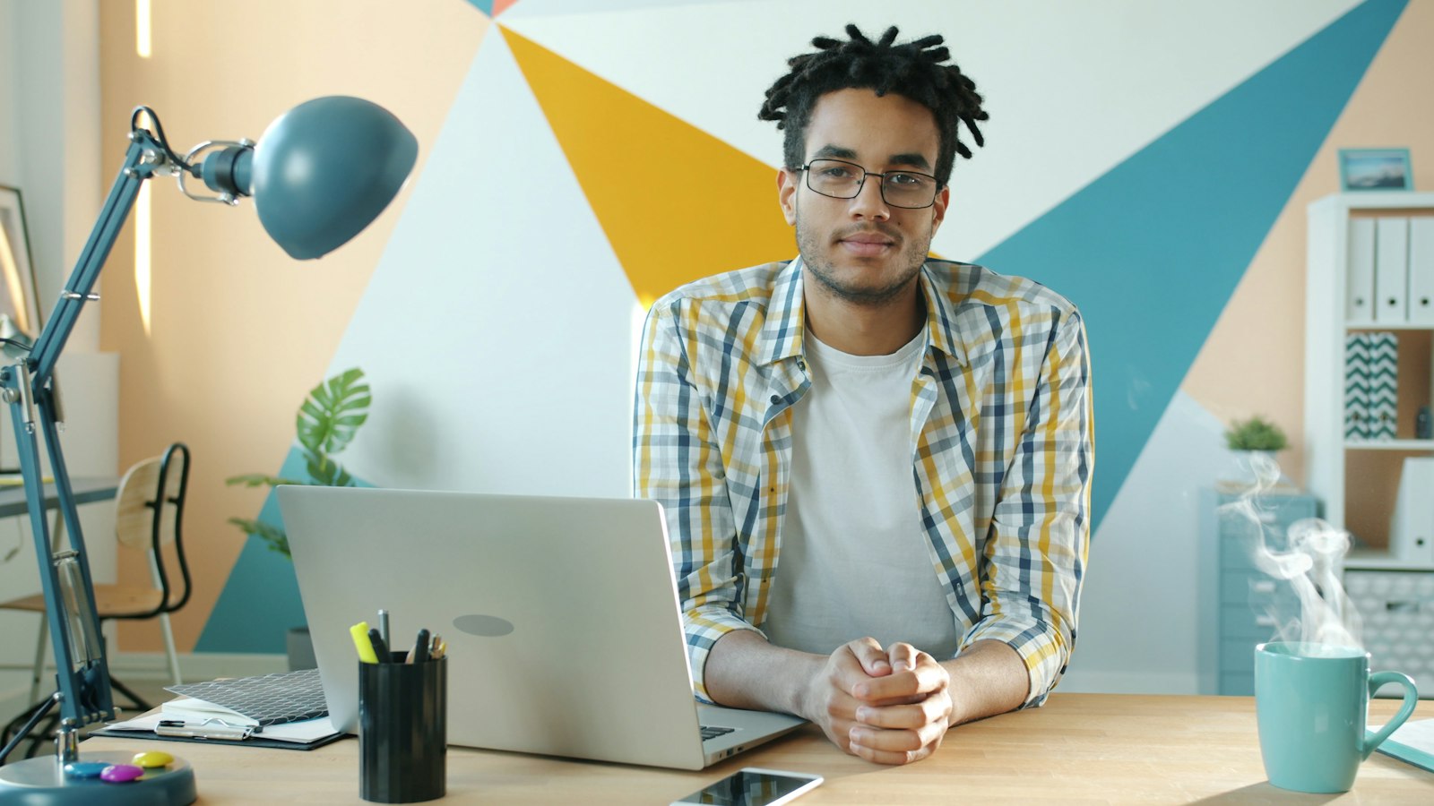 Entrepreneur à son bureau devant son ordinateur portable, prêt à créer son Business Manager Meta