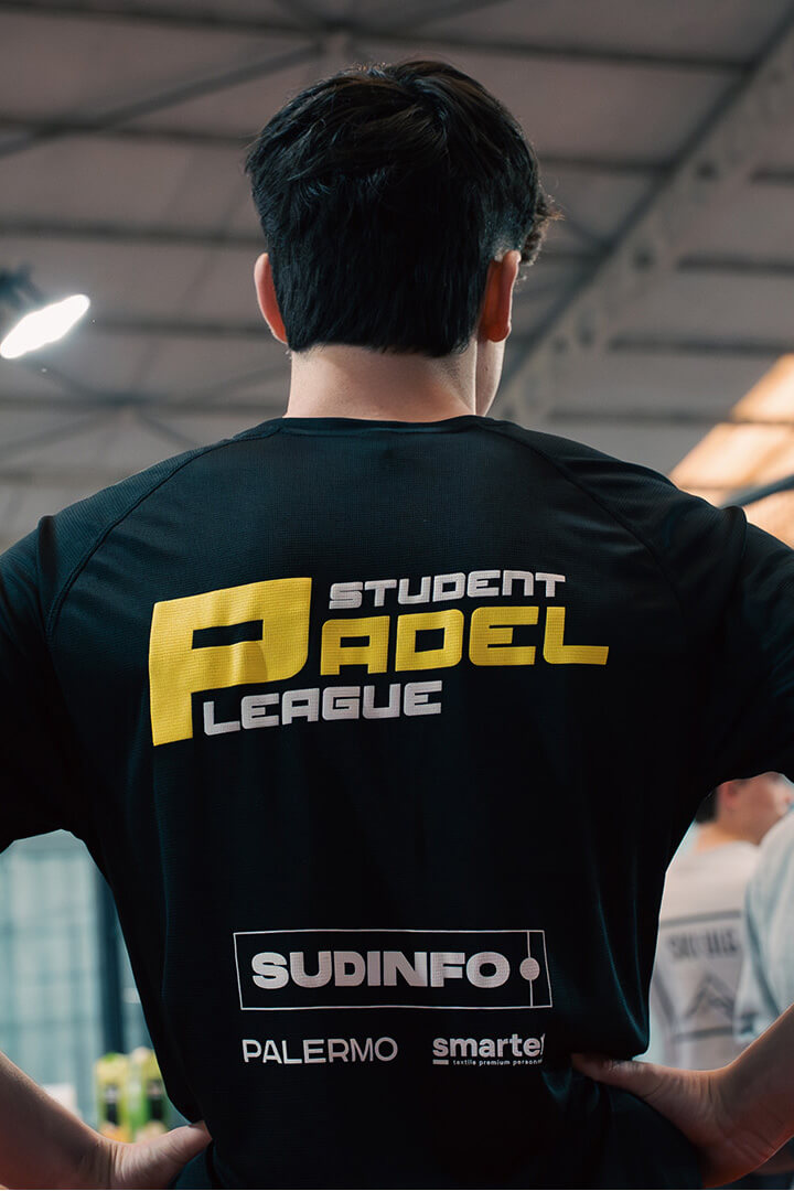 Joueurs portant un t-shirt Student Padel League dans un terrain couvert