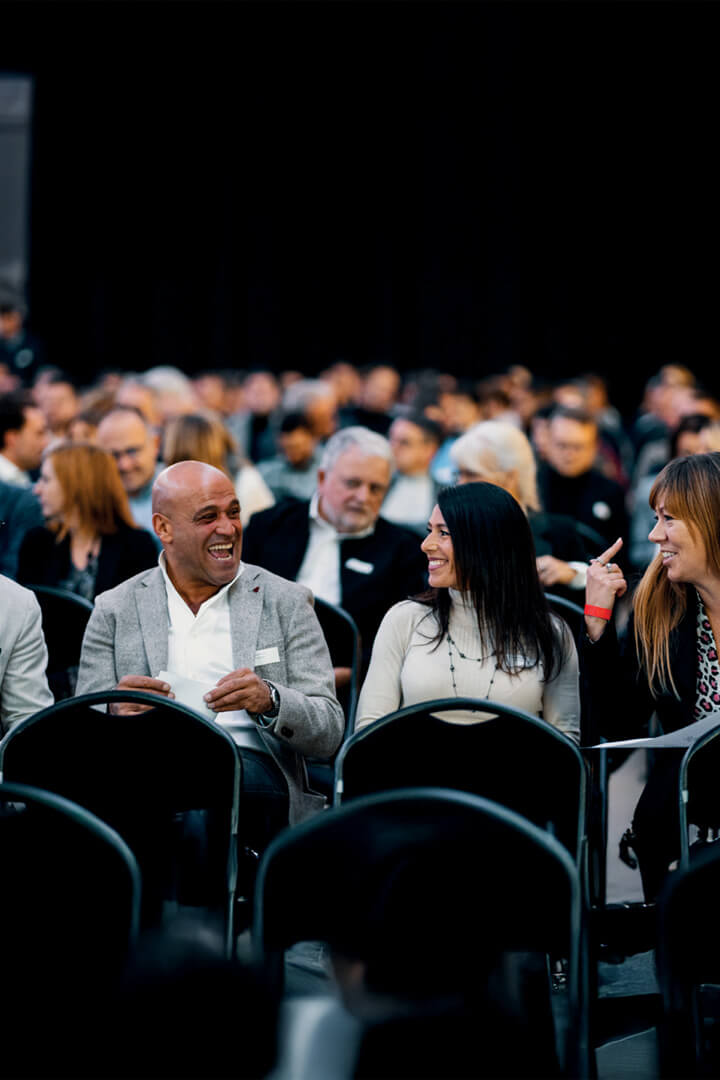 Participants discutant avant une conférence dans une salle événementielle