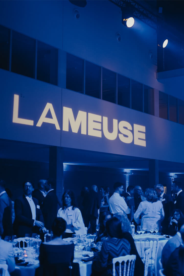 Participants échangeant lors d’une soirée événementielle à La Meuse