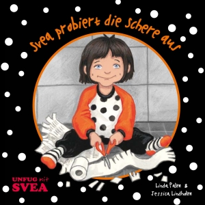 Svea probiert die Schere aus