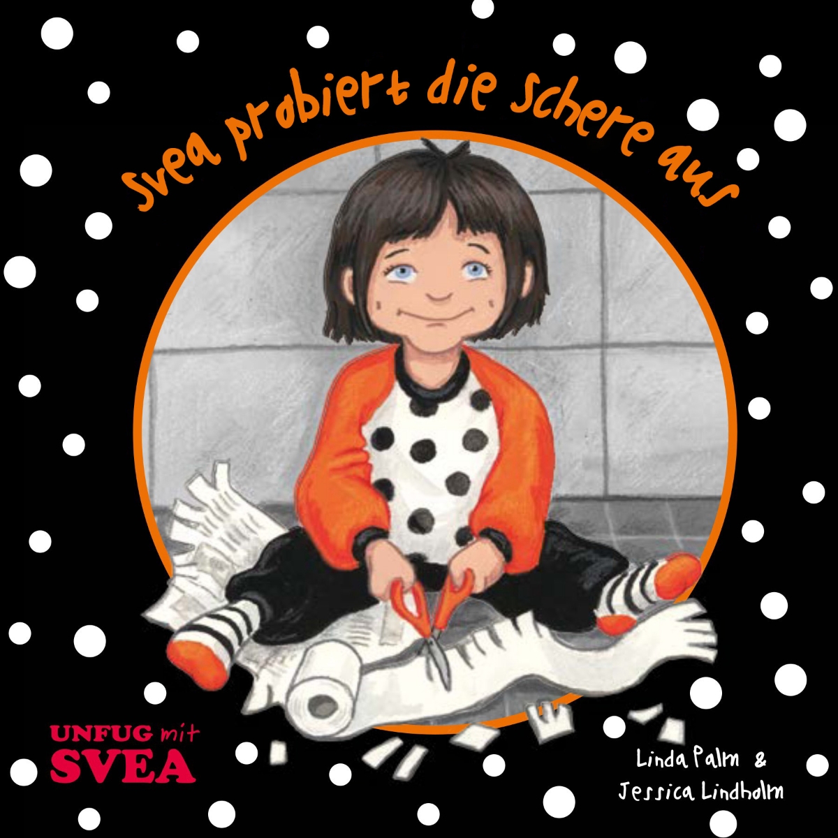 Svea probiert die Schere aus