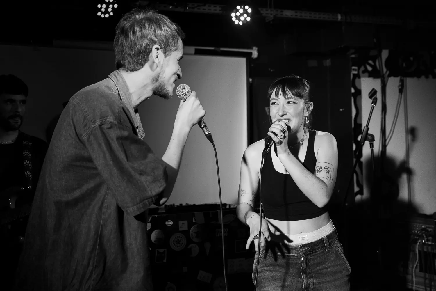 Duo de chanteurs en noir et blanc.