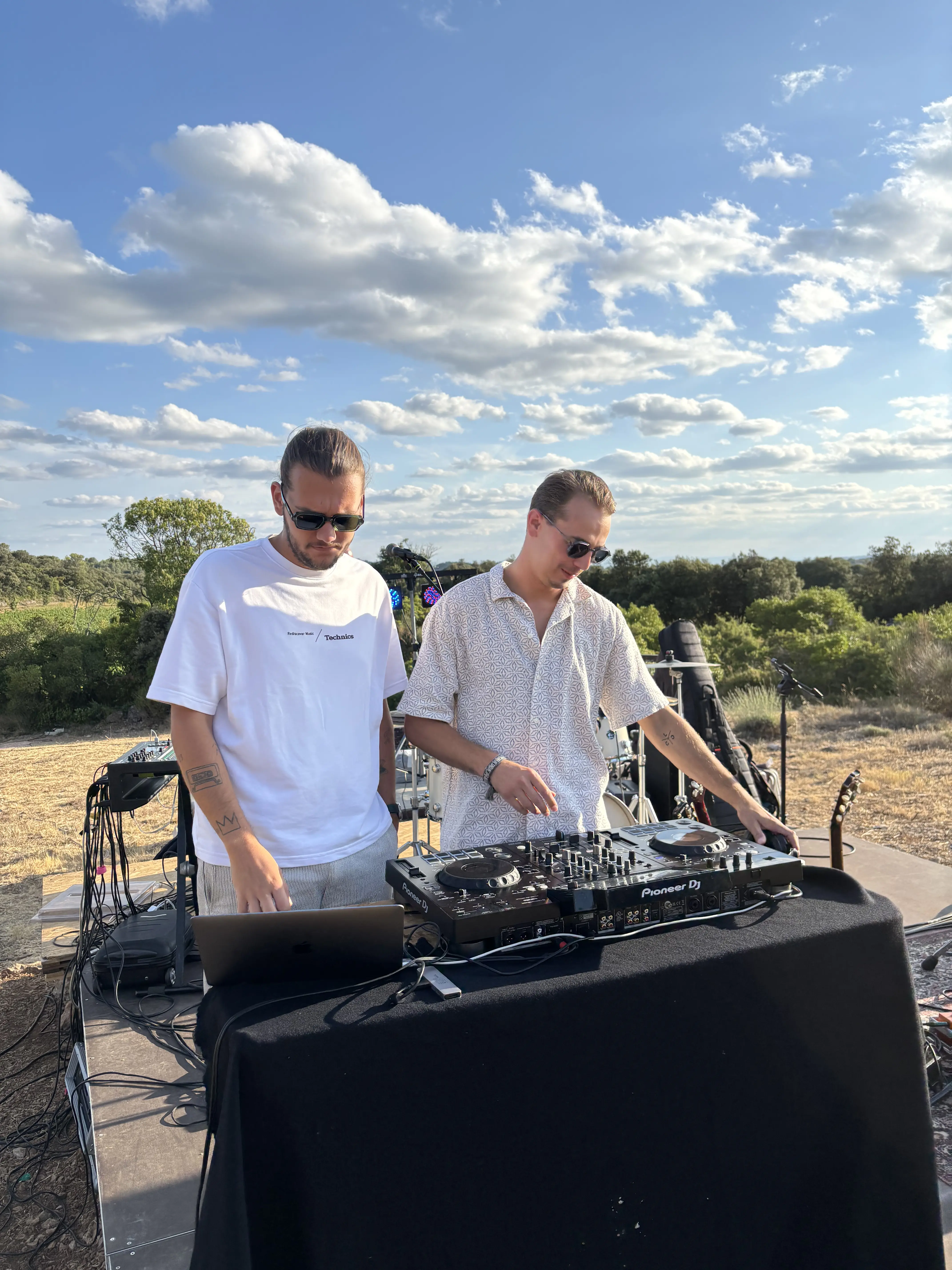 Duo de DJs mixant en plein air lors de l'un de nos événements musique indépendants.