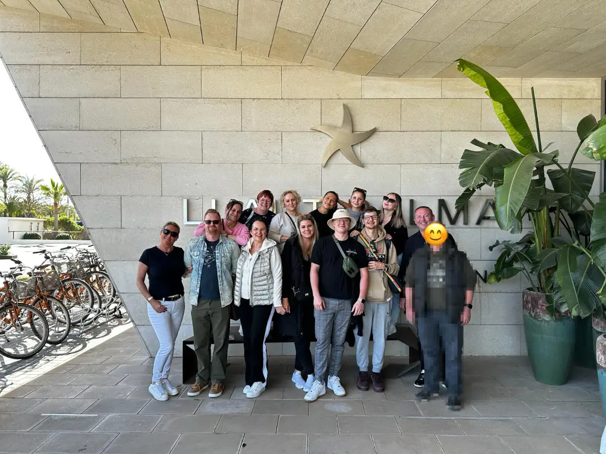 Gruppenfoto des Herzenswärme-Teams während einer Mallorca-Reise