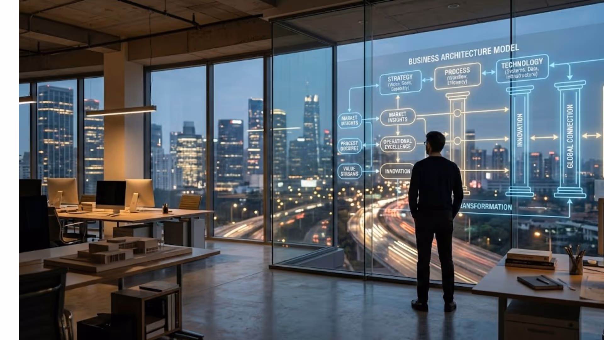 Mann steht in einem modernen Büro vor einer Glaswand mit einer digitalen Geschäftsarchitektur-Modellprojektion, im Hintergrund beleuchtete Stadt bei Nacht.