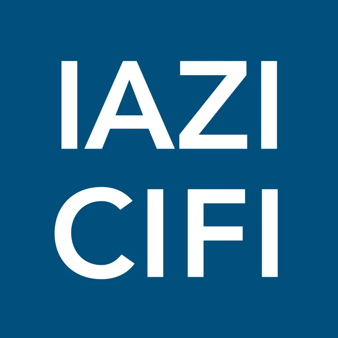 Logo mit dem Text IAZI CIFI in weißen Großbuchstaben auf blauem Hintergrund.