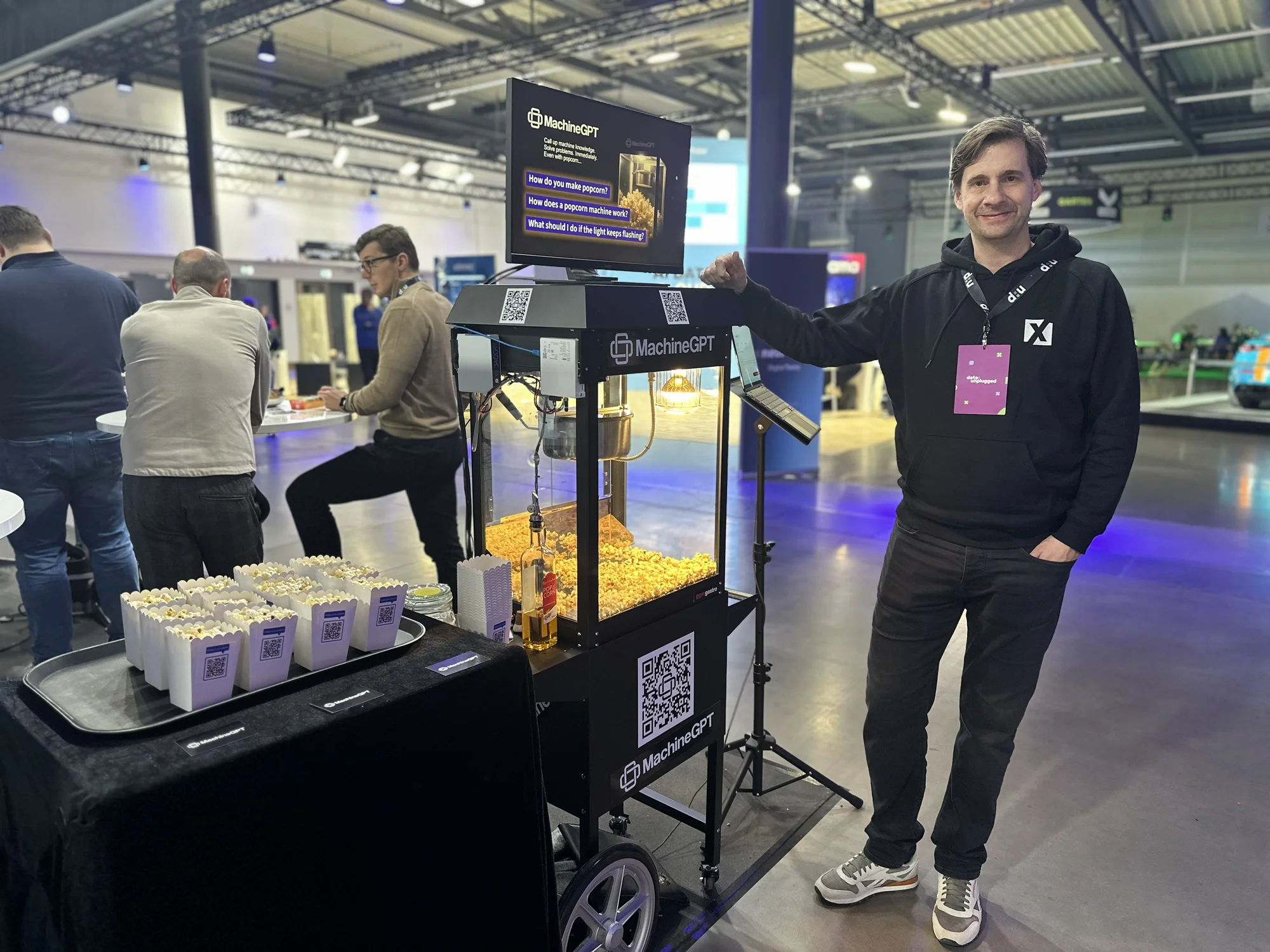 Dr. Alexander Engels in conversation at the aiXbrain booth