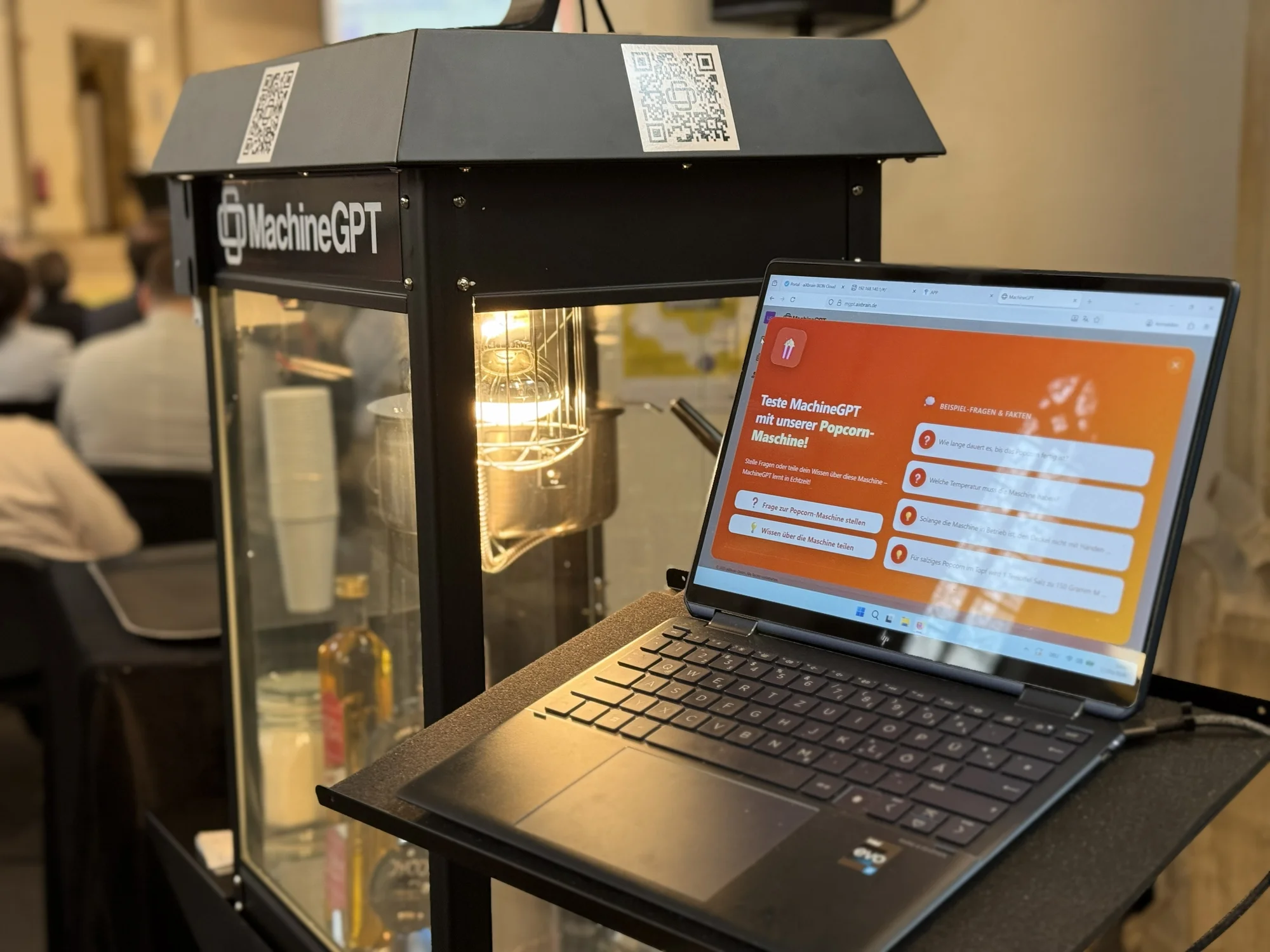 MachineGPT-Popcornmaschine mit Chatbot auf dem Codes & Streusel Event