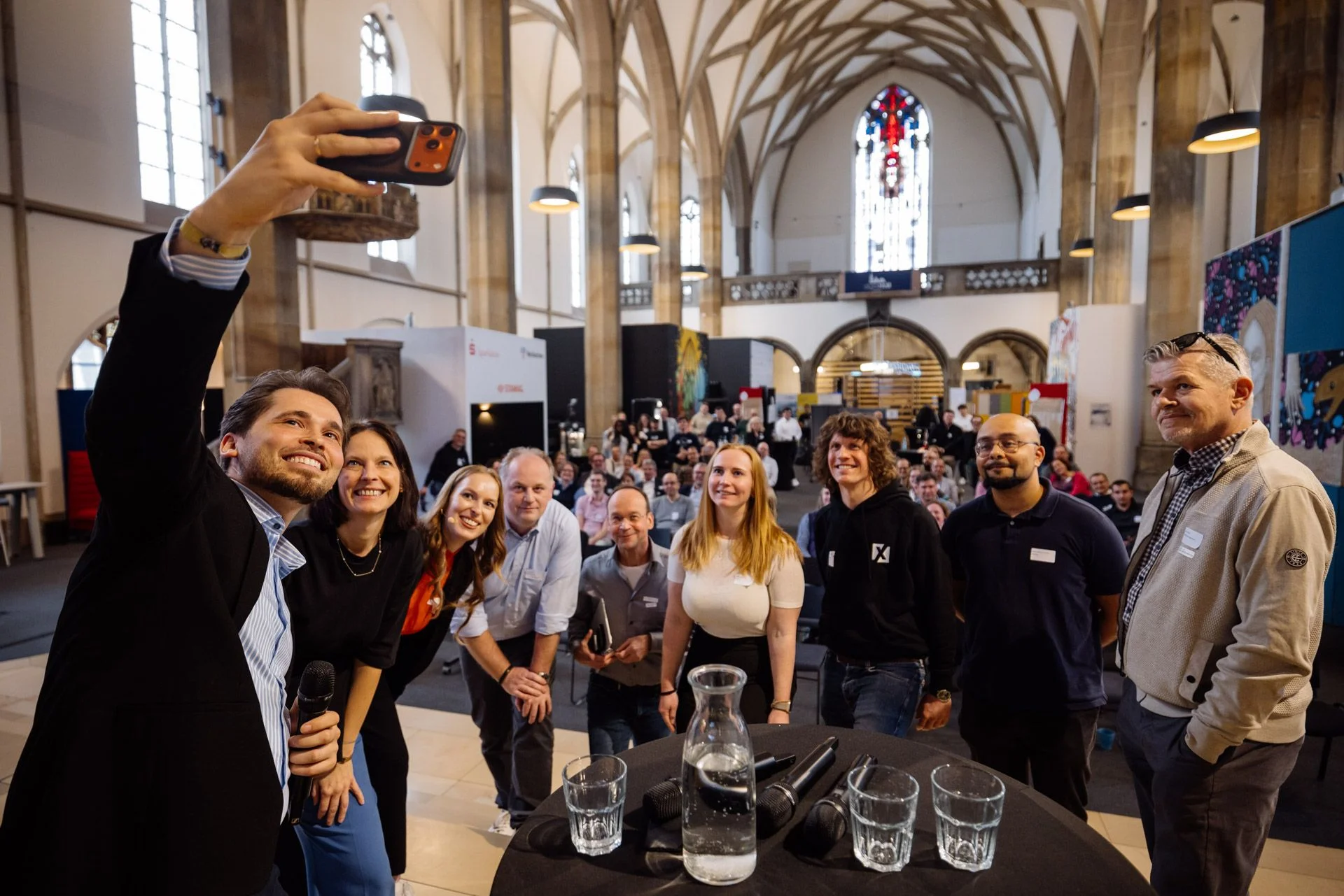 Referenten-Selfie mit Publikum beim Codes & Streusel im digitalHUB Aachen