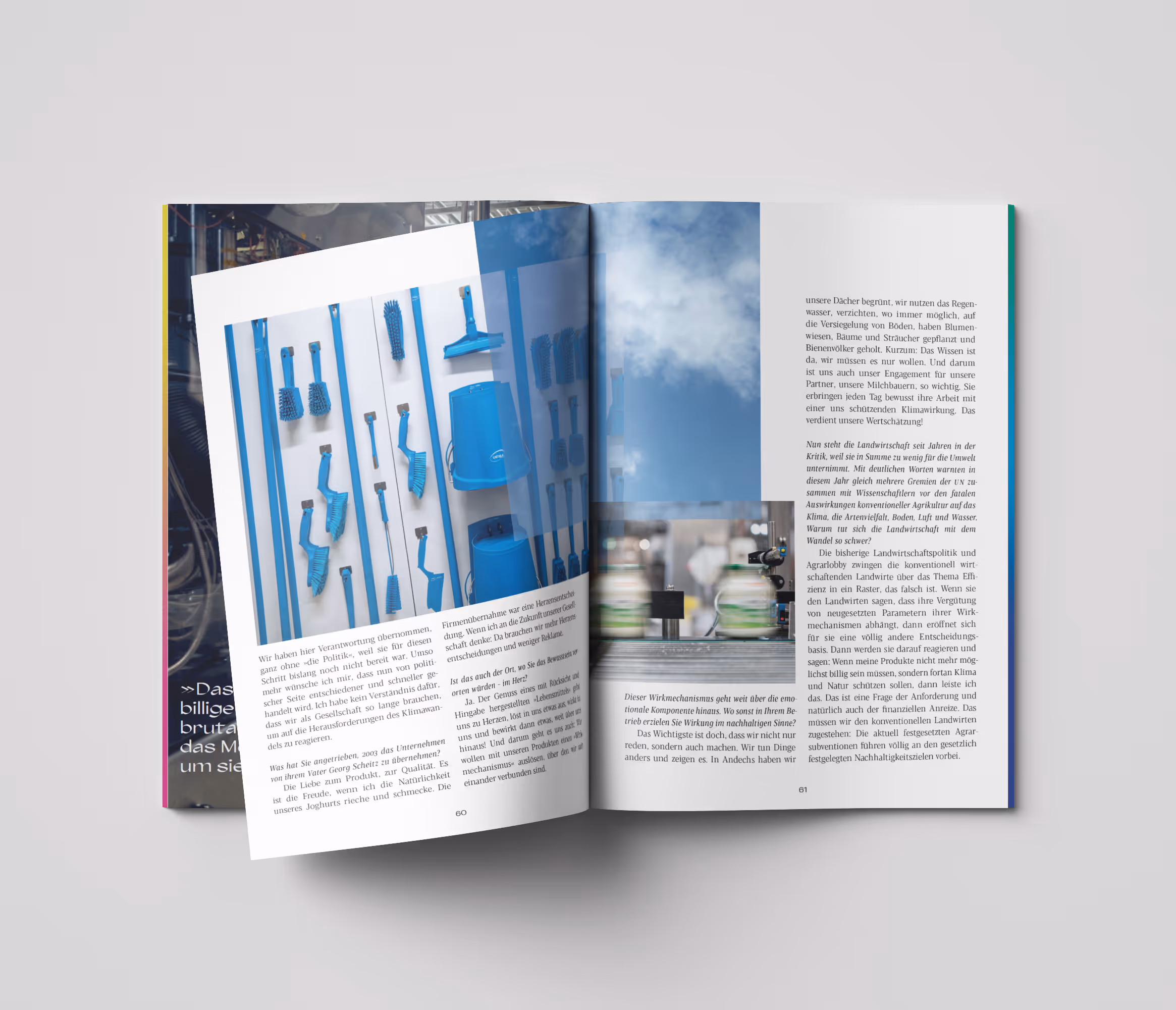 emilo-Magazin Nr. 4 aufgeschlagen: Fotos mit blauen Gegenständen an der Wand, Texte