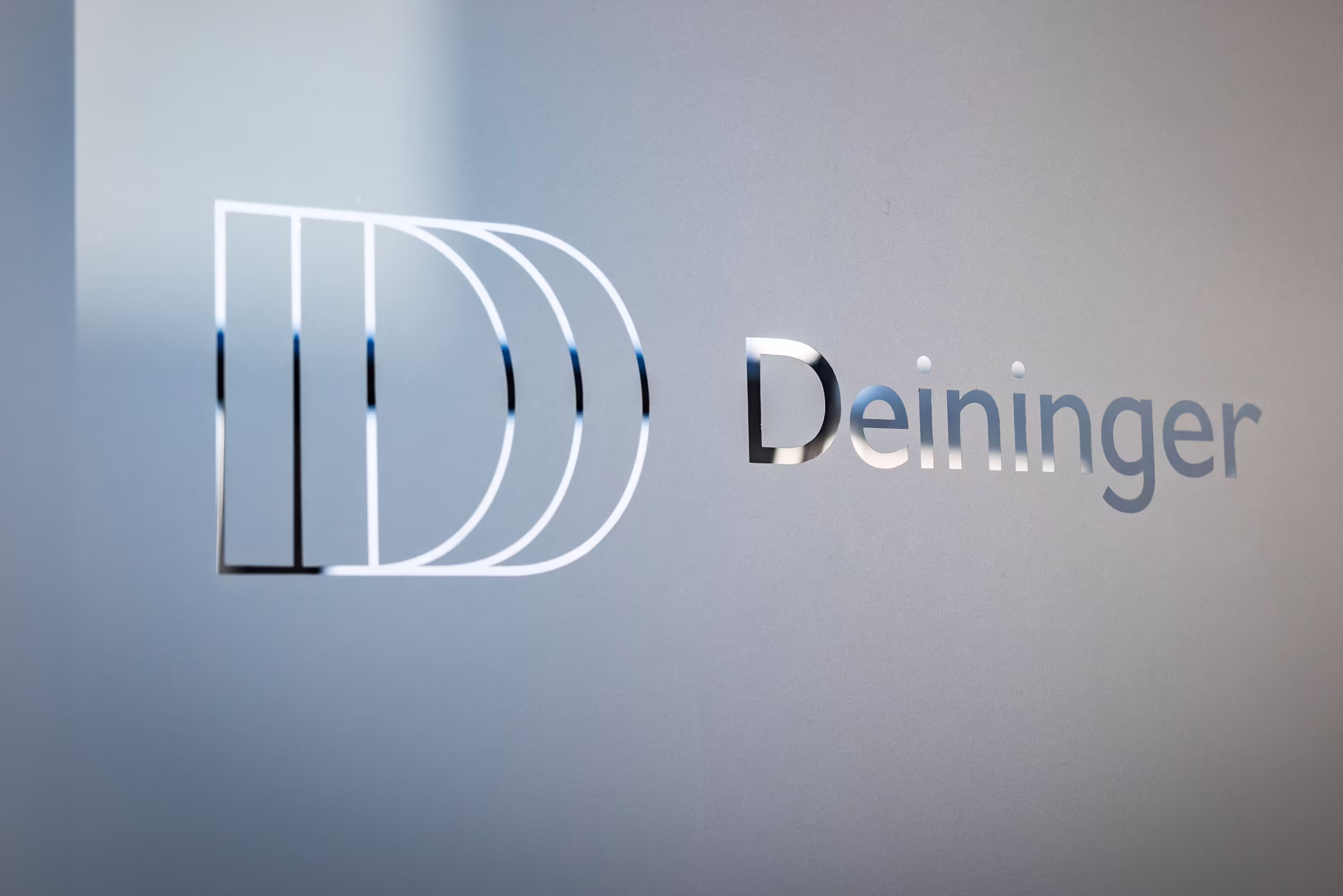 Deininger: Logo-Schriftzug, ausgestanzt aus Milchglasfolie
