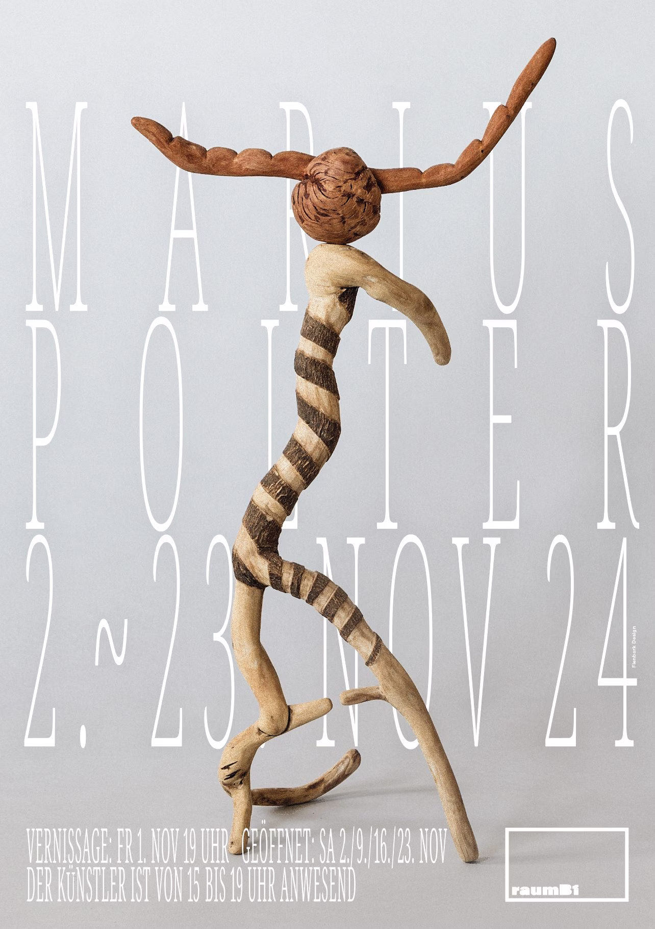Plakat Marius Polter: hölzerne Figur auf hellem Grund