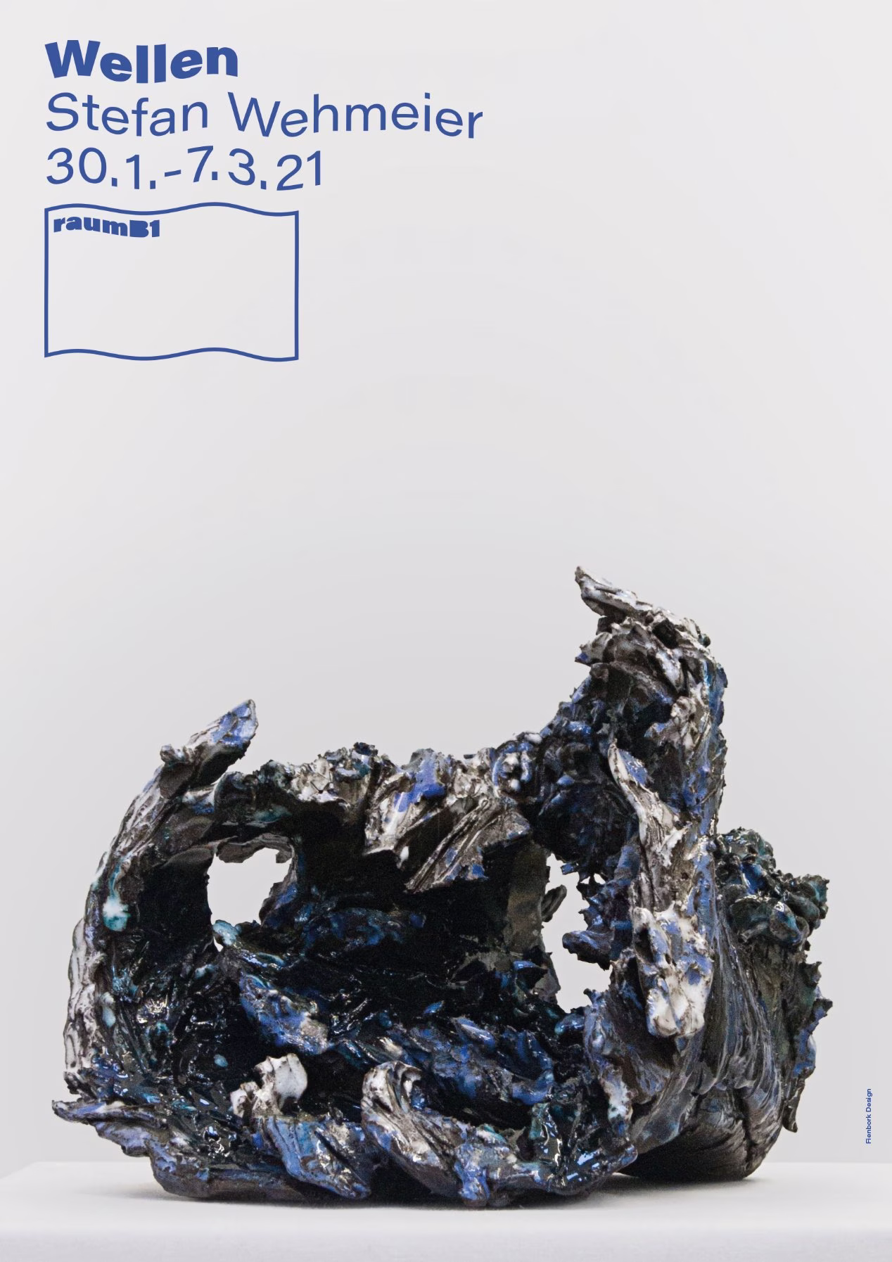 Plakat Stefan Wehmeier „Wellen“: dunkle Skulptur auf hellem Grund