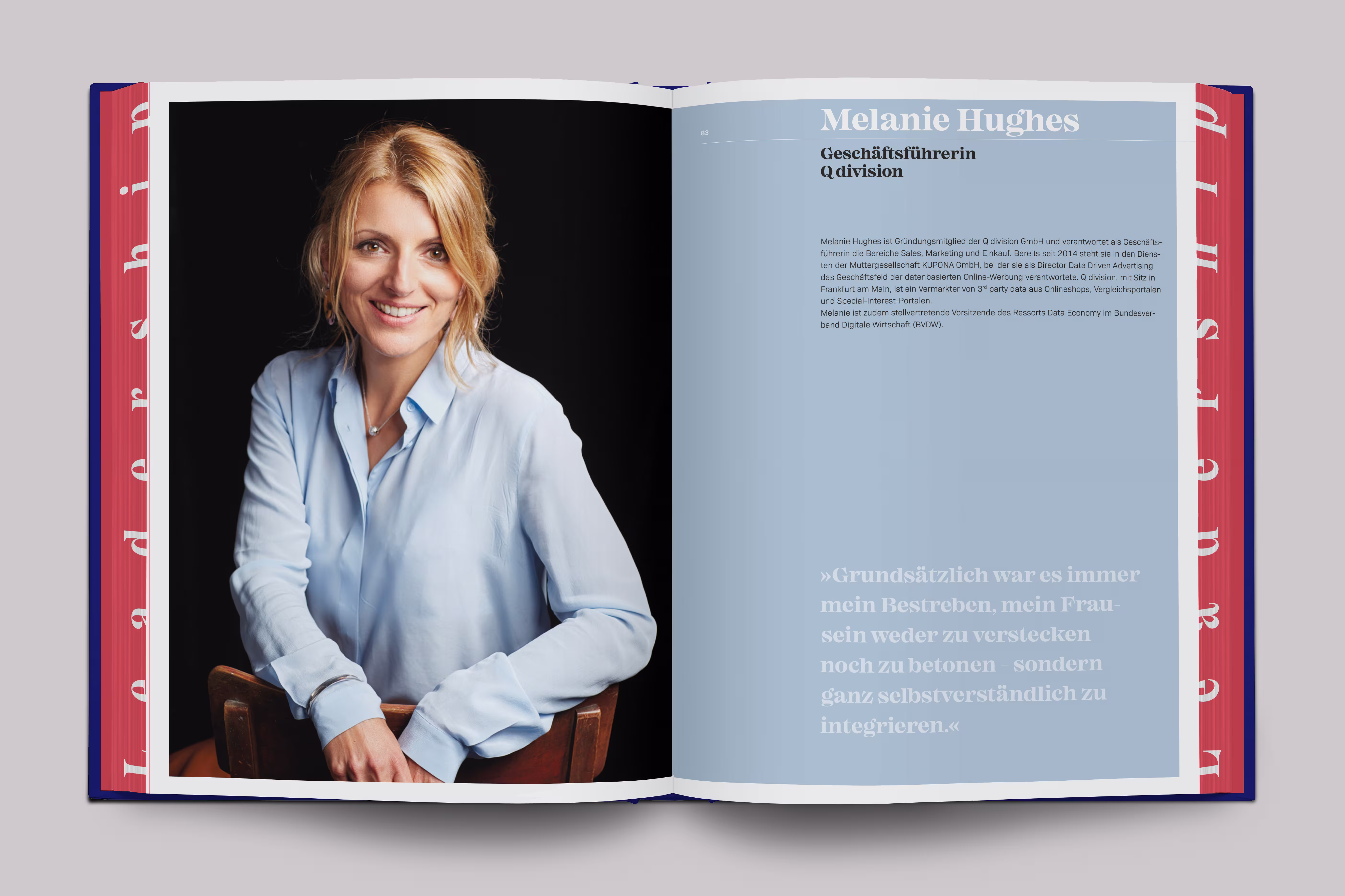 Female Leadership Pictured Buch aufgeschlagen: Porträt einer Frau, hellblaue Textseite