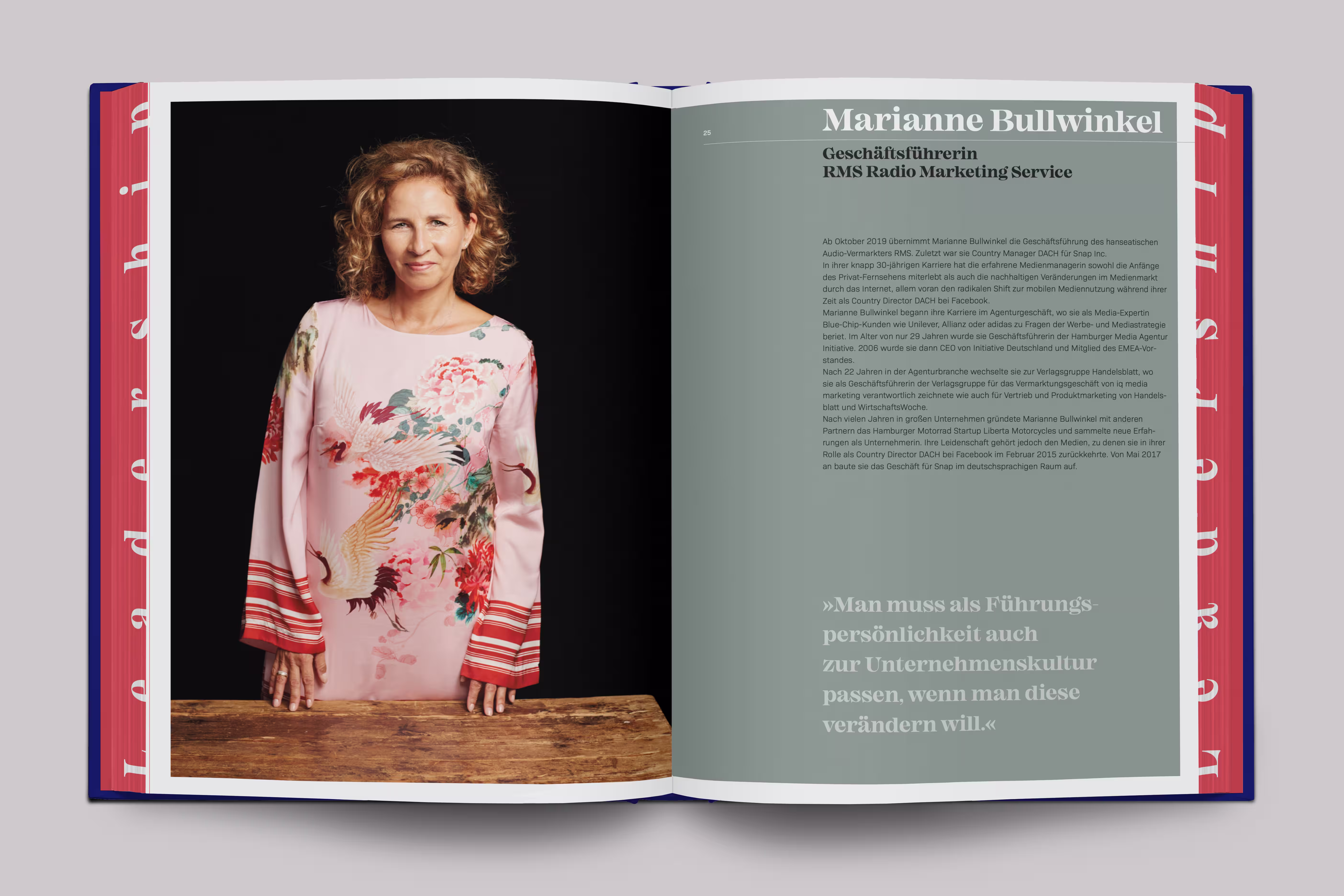Female Leadership Pictured Buch aufgeschlagen: Frauenporträt links, Textseite rechts