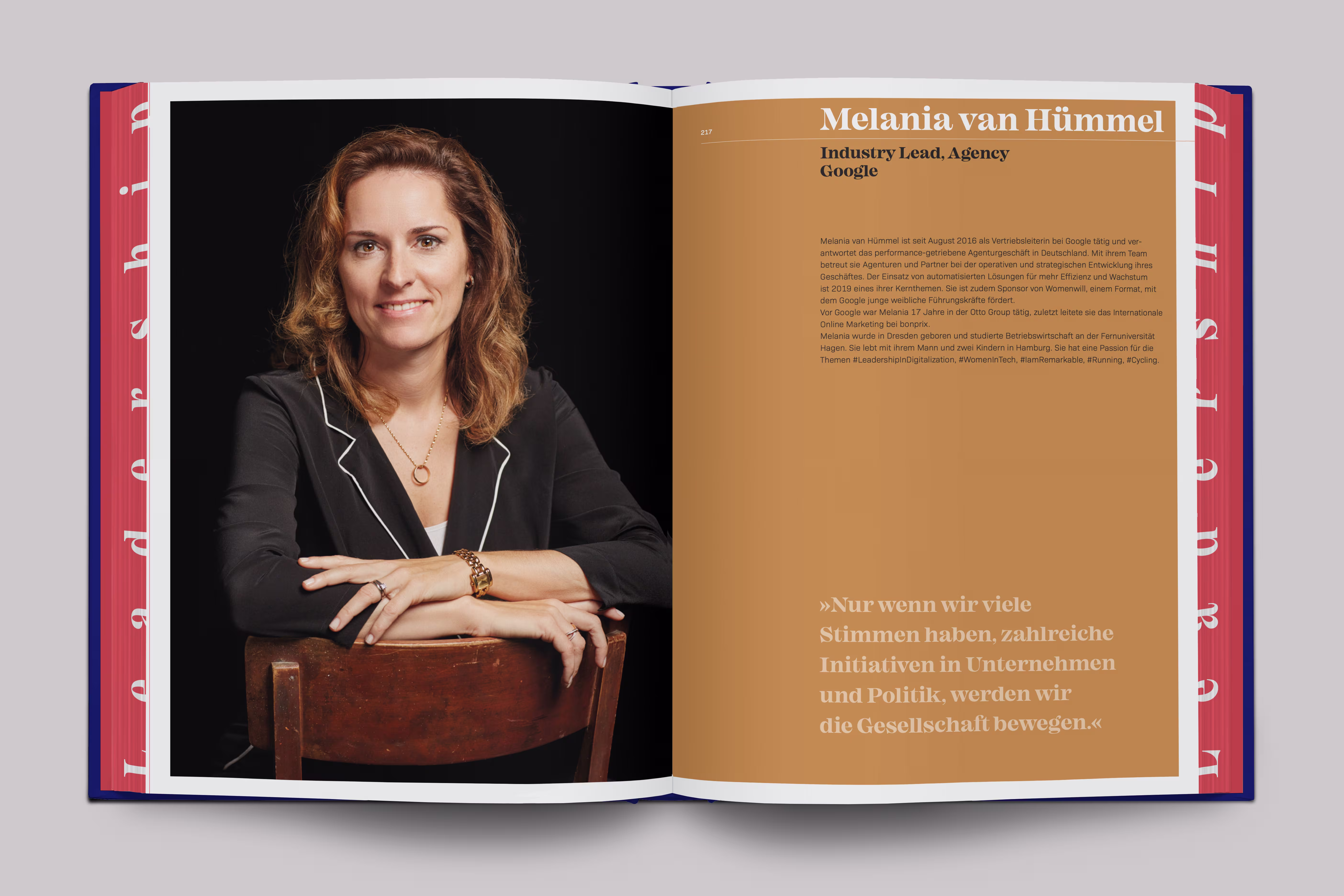 Female Leadership Pictured Buch aufgeschlagen: Porträt einer Frau, Textseite