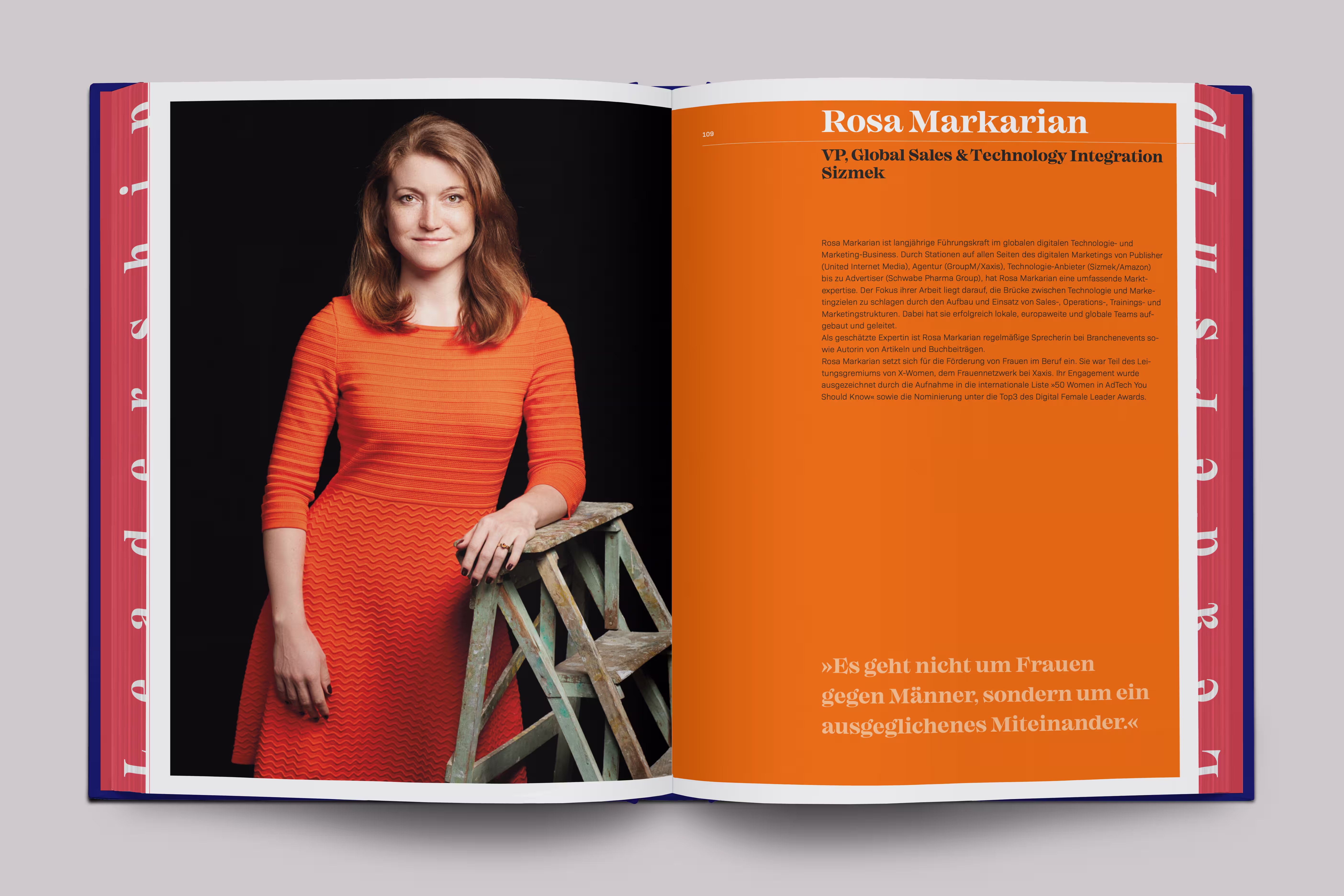 Female Leadership Pictured Buch aufgeschlagen: Frau links, Textseite rechts
