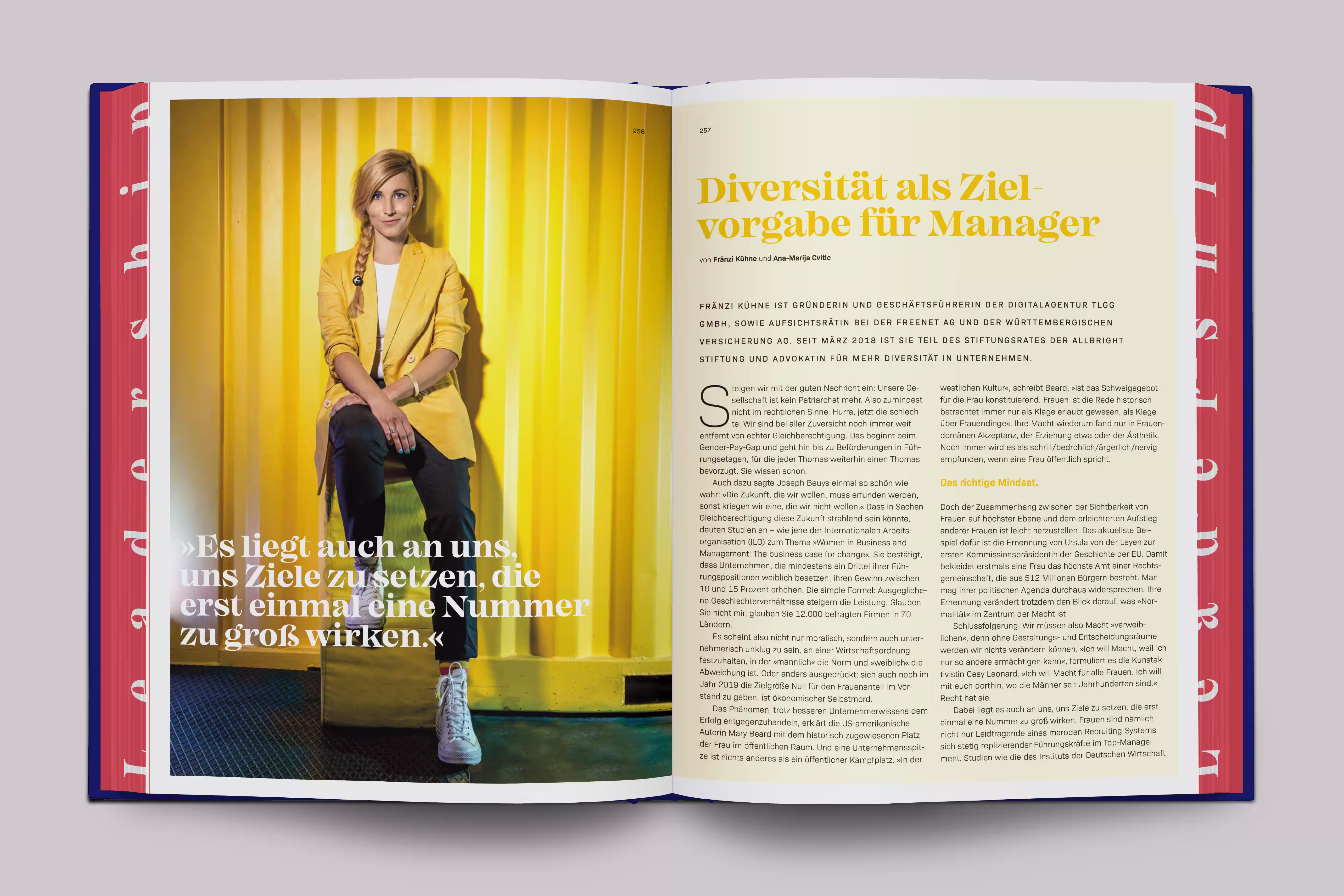 Female Leadership Pictured Buch aufgeschlagen: Frau in gelbem Raum links, Textseite rechts