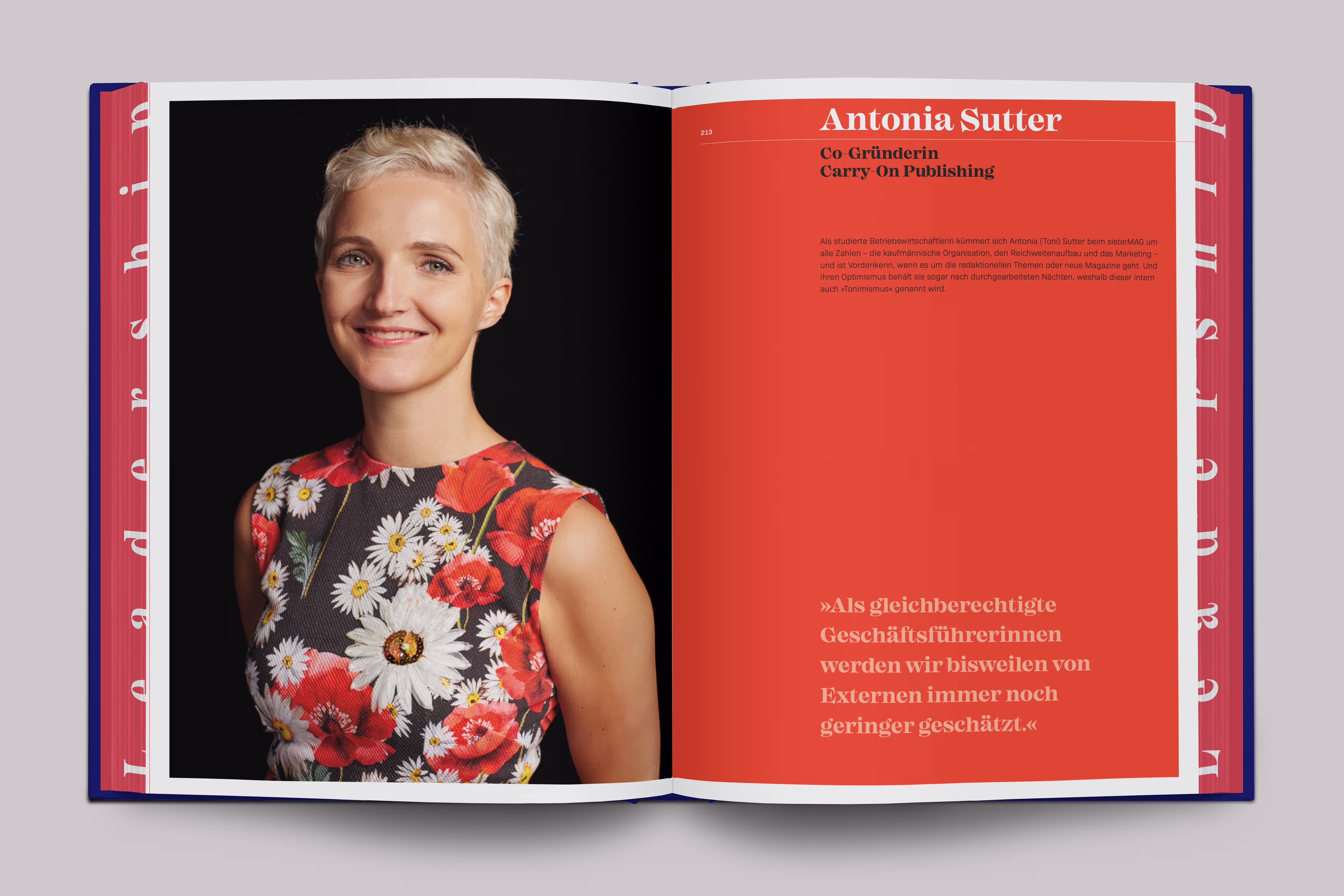 Female Leadership Pictured Buch aufgeschlagen: Porträt einer Frau mit Blumenbluse, rote Textseite