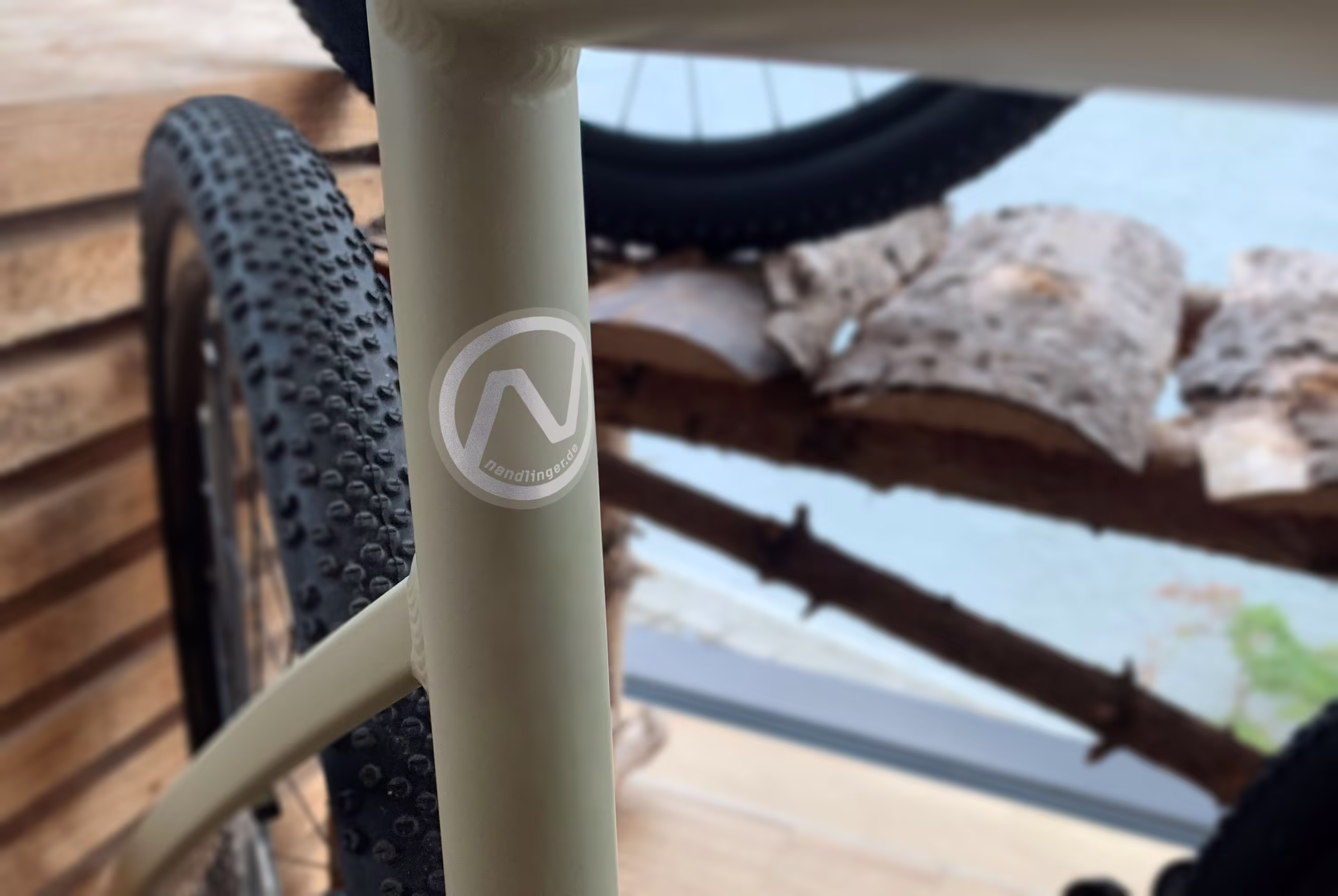 Nandlinger: Fahrradrahmen mit Logo-Aufkleber