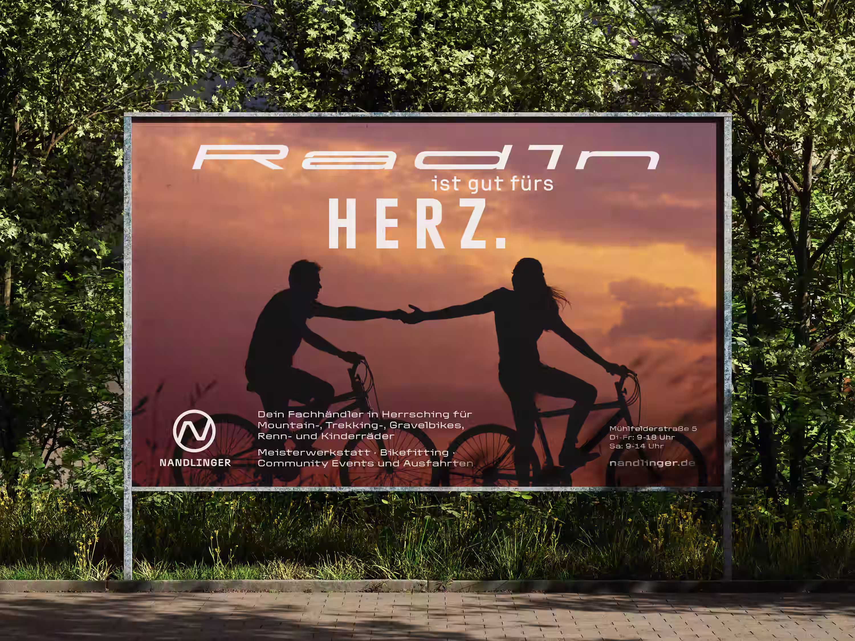 Nandlinger: Plakatwand mit zwei Radfahrern im Abendlicht