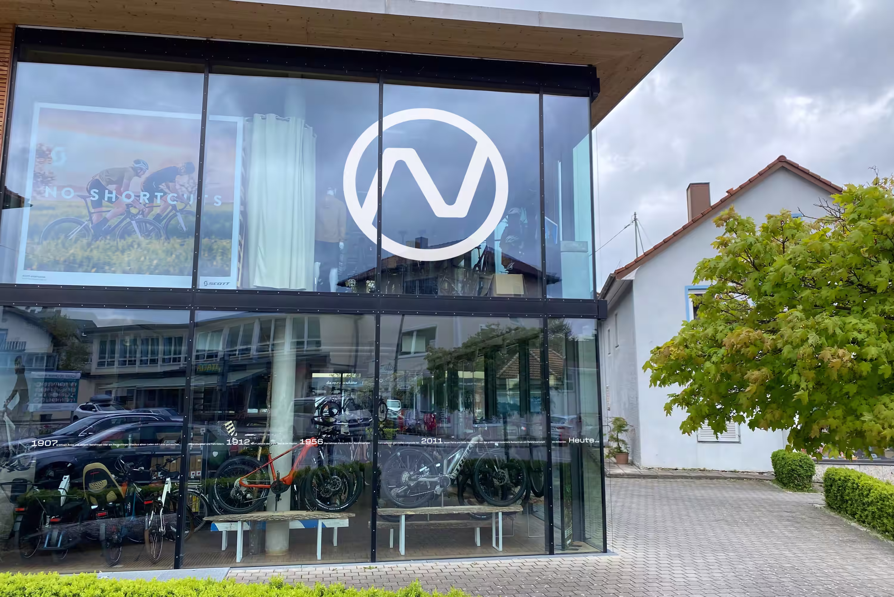 Nandlinger: Gebäude mit Glasfassade und N-Logo