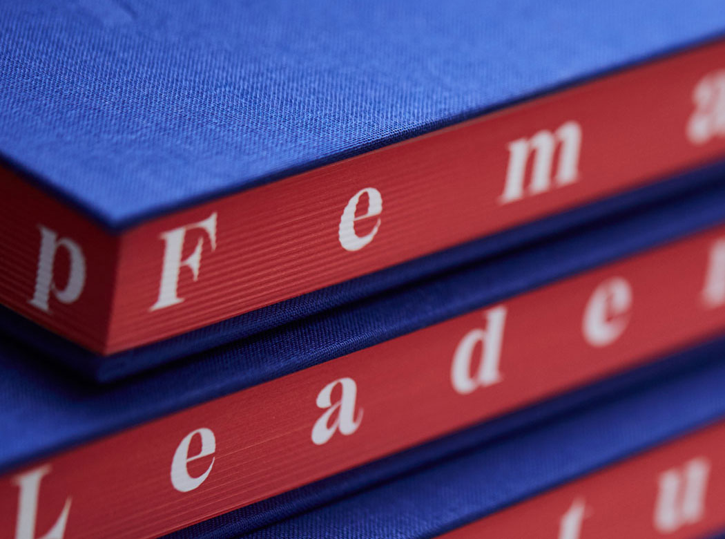 Female Leadership Pictured Buch mit blauem Leineneinband und rotem Buchschnitt mit weißer Schrift