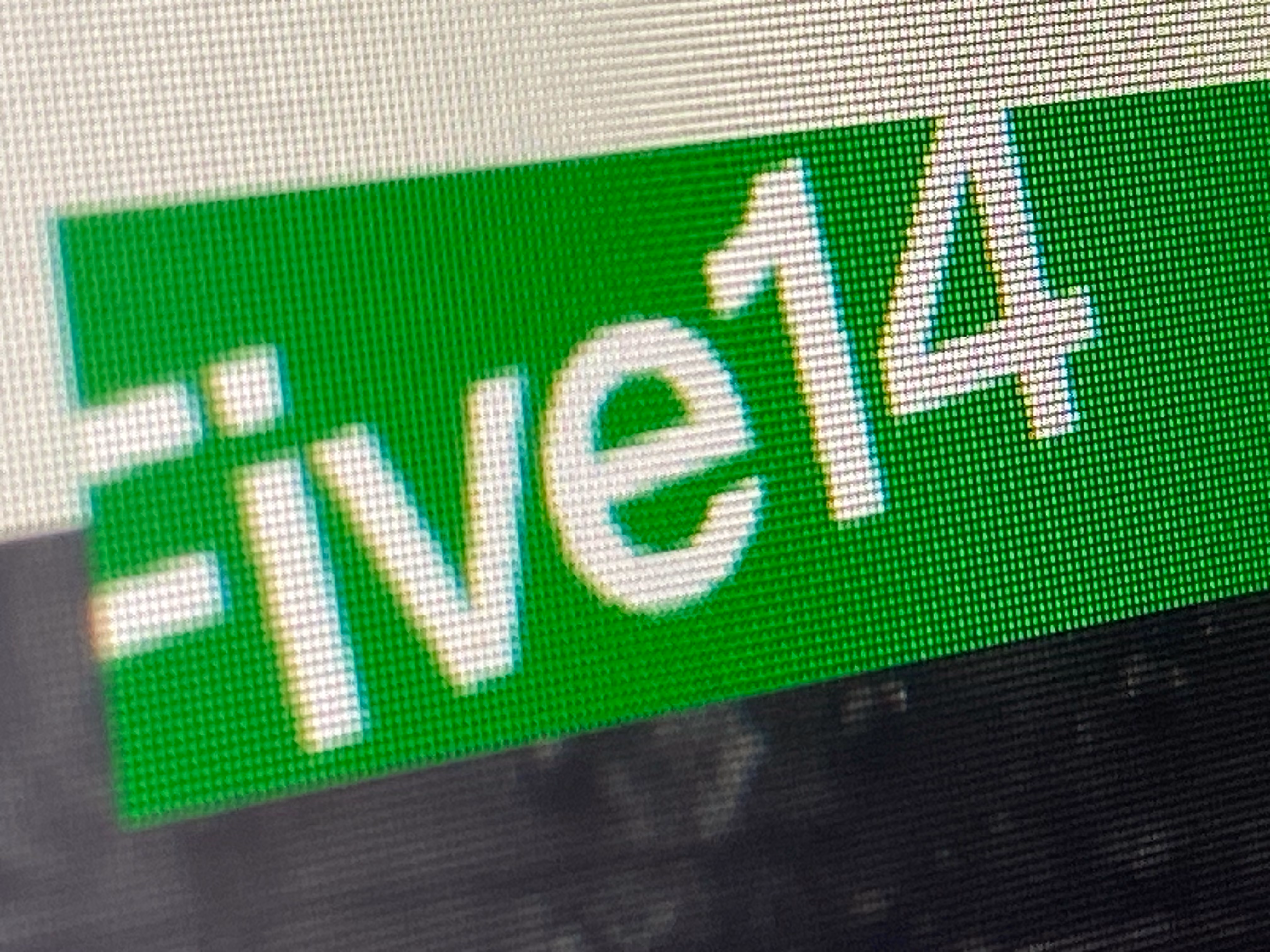 Five14: grün-weißer Logo-Schriftzug auf Bildschirm, Nahaufnahme