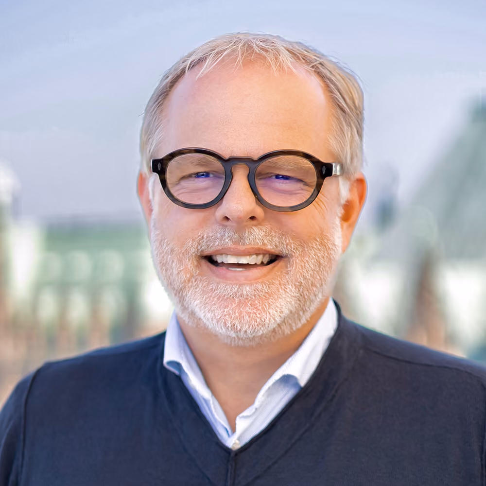 Porträt von Harald, Mann mit Brille und weißem Haar