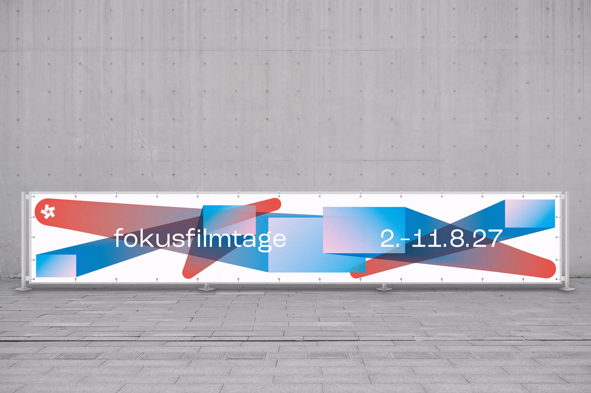focusfilmfestival: breites Banner mit blau-rotem Muster