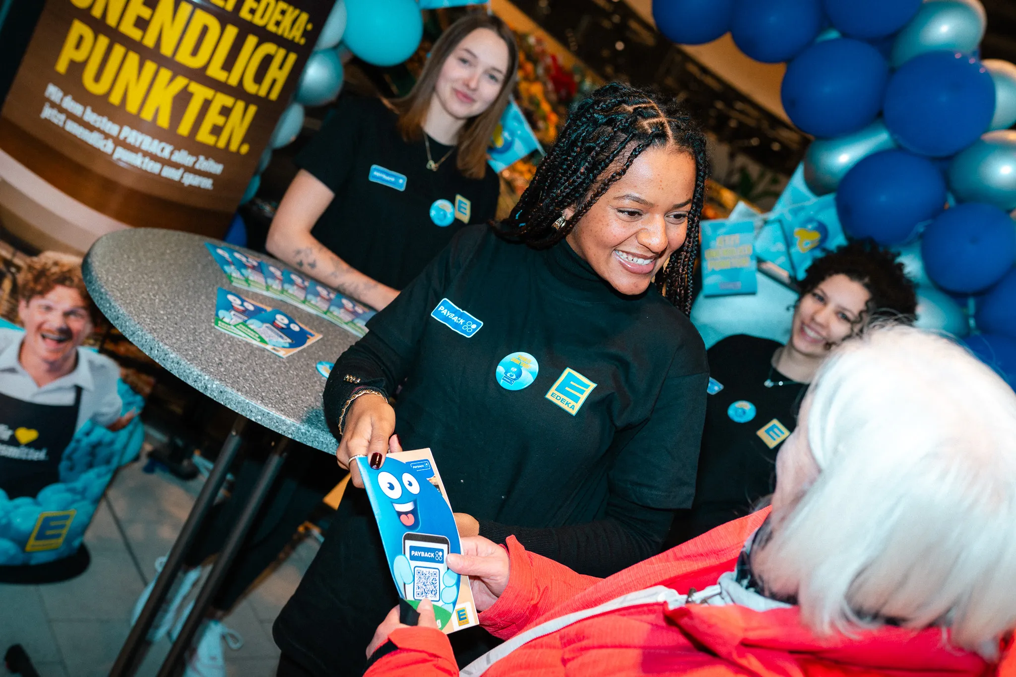 Promotion-Team verteilt Produktproben bei einer Instore-Aktion