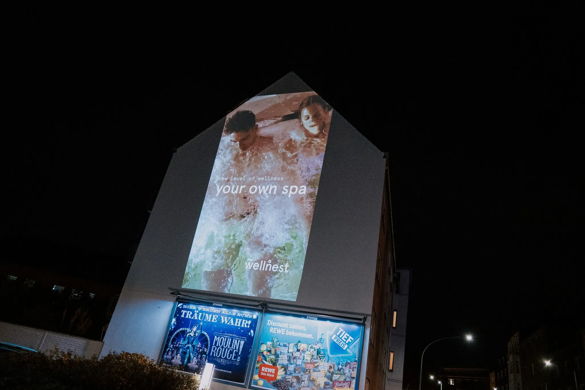 Nächtliche Gebäudeprojektion als Ambient-Media-Format