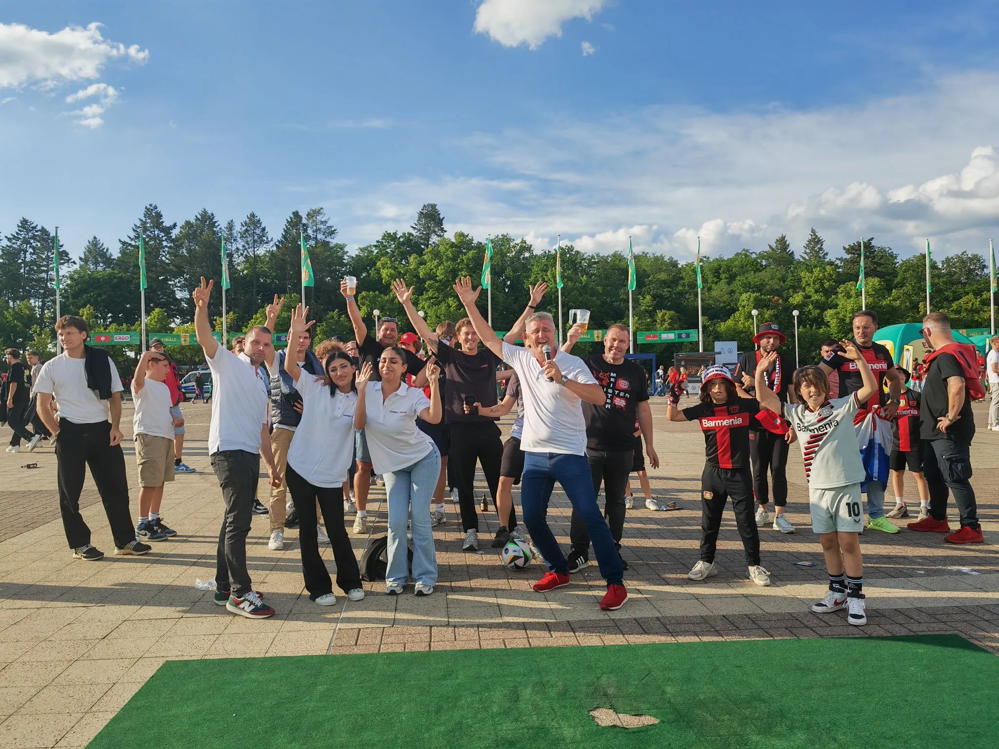 Eventpersonal und Teilnehmende bei einer Outdoor-Promotion