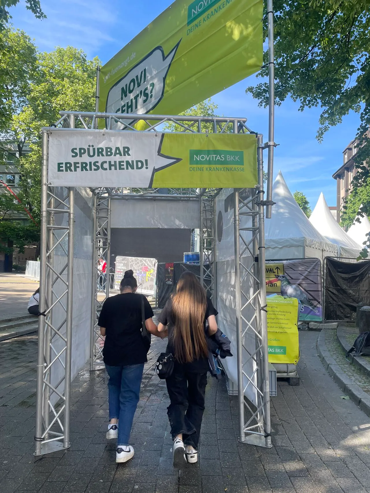 Gebrandeter Aktionsdurchgang in einer Fußgängerzone