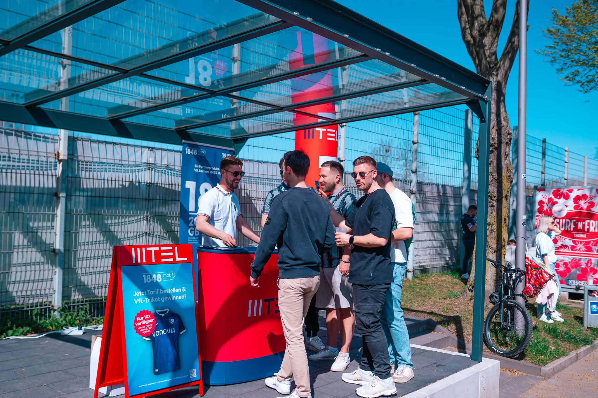 Promotion-Team von M-Tel bei einer Aktion an einer Haltestelle