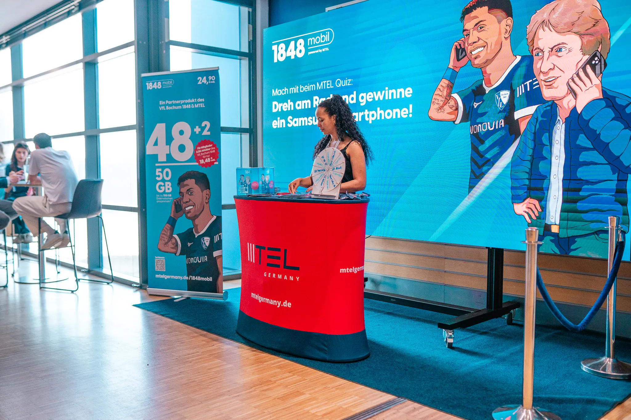 Promotion-Stand mit Gewinnspiel bei einem Sport-Event