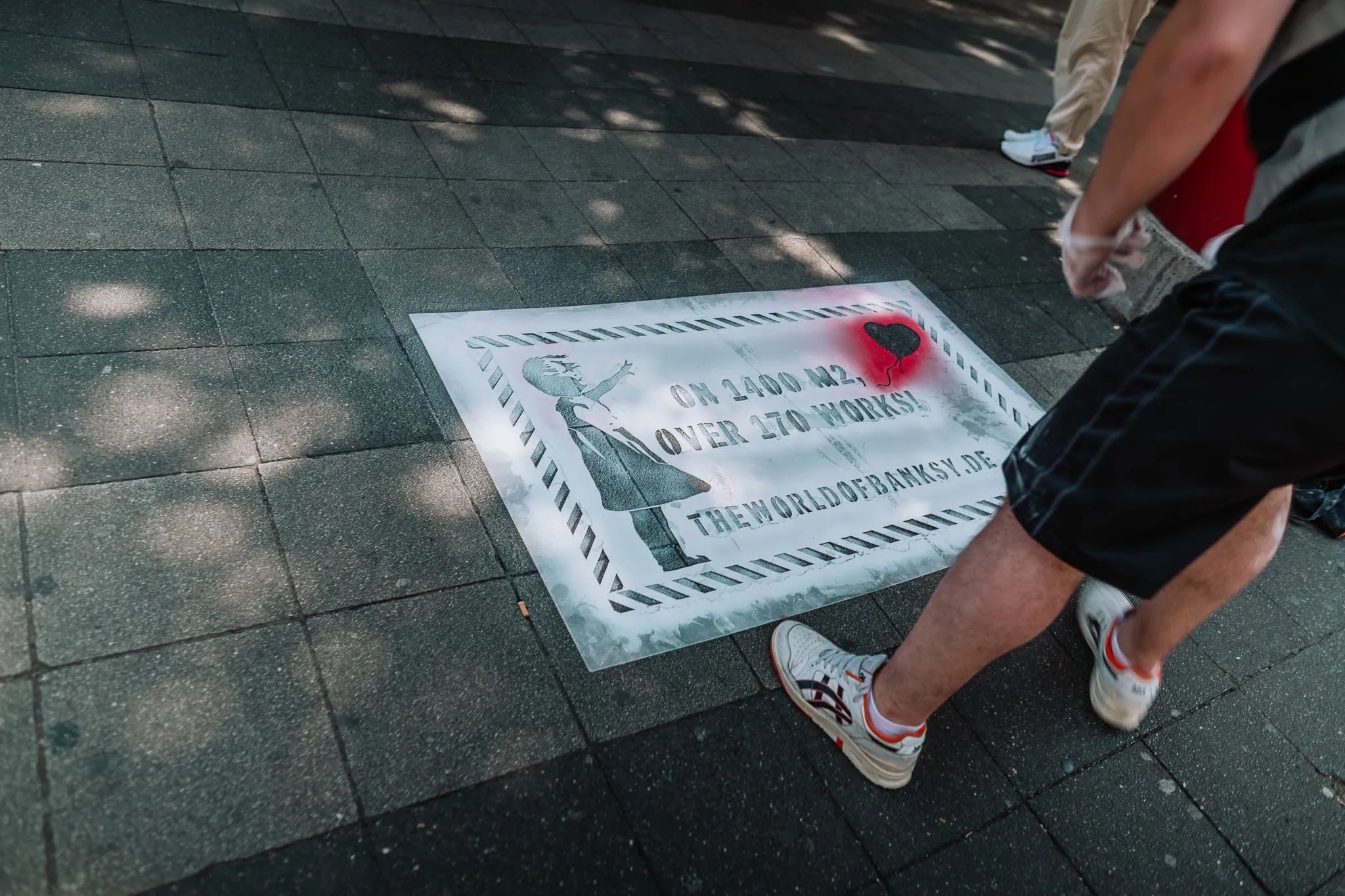 Guerilla-Marketing-Werbung als Bodenmotiv auf dem Gehweg