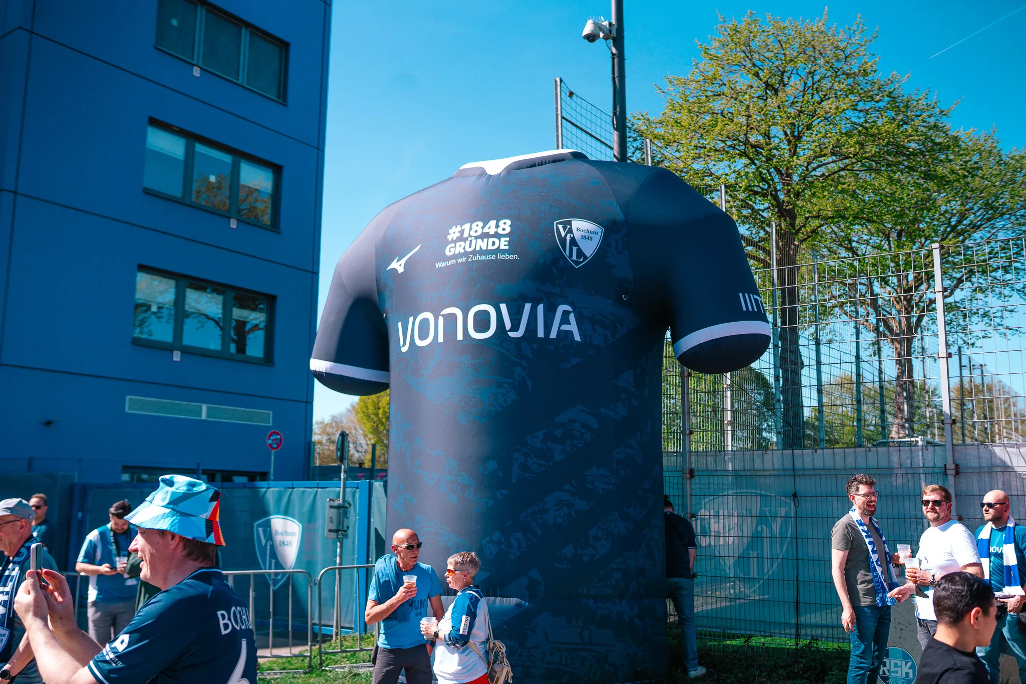 Aufblasbares Trikot als Blickfang bei einer Stadion-Promotion
