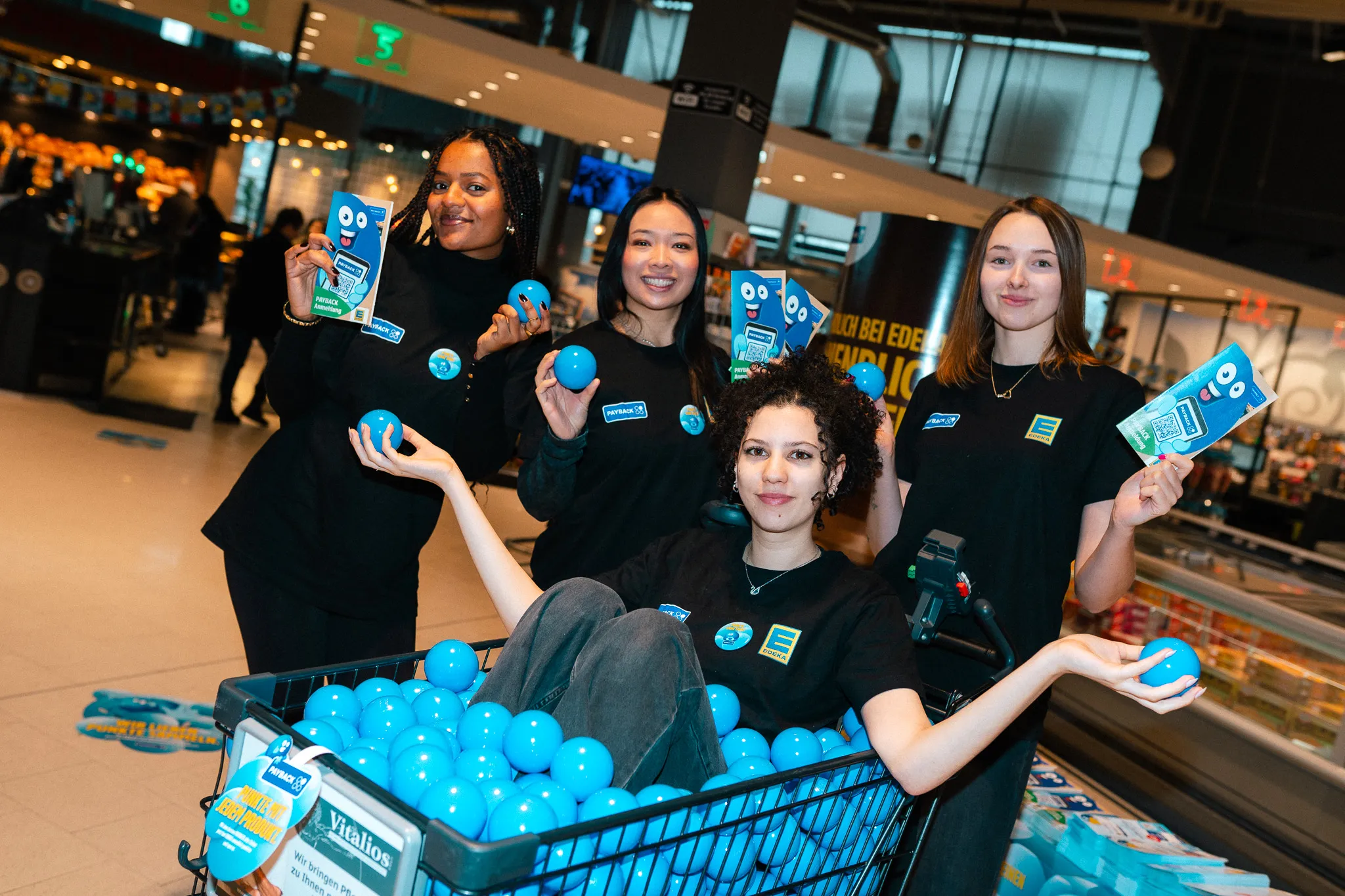 Promotion-Team bei einer Sampling-Aktion im Supermarkt