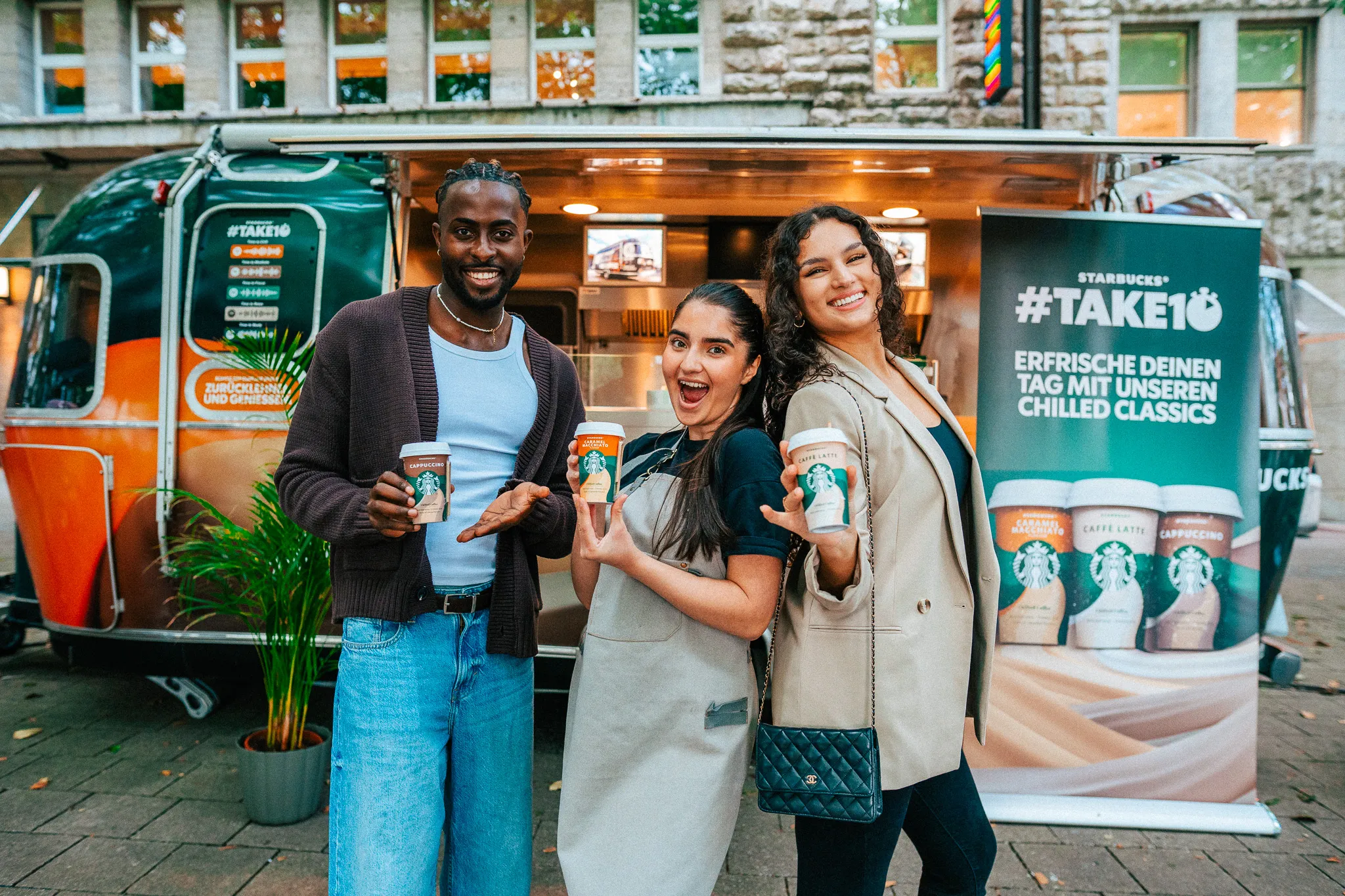 Promotion-Trailer mit Team bei einer Verkostungsaktion in der Innenstadt