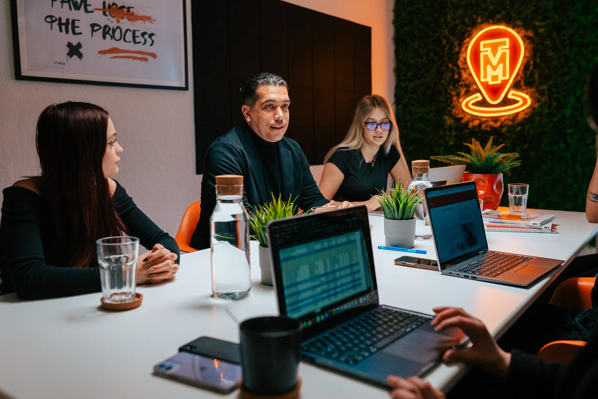 Team von Touchpoint Media bei einer Projektbesprechung im Büro in Essen