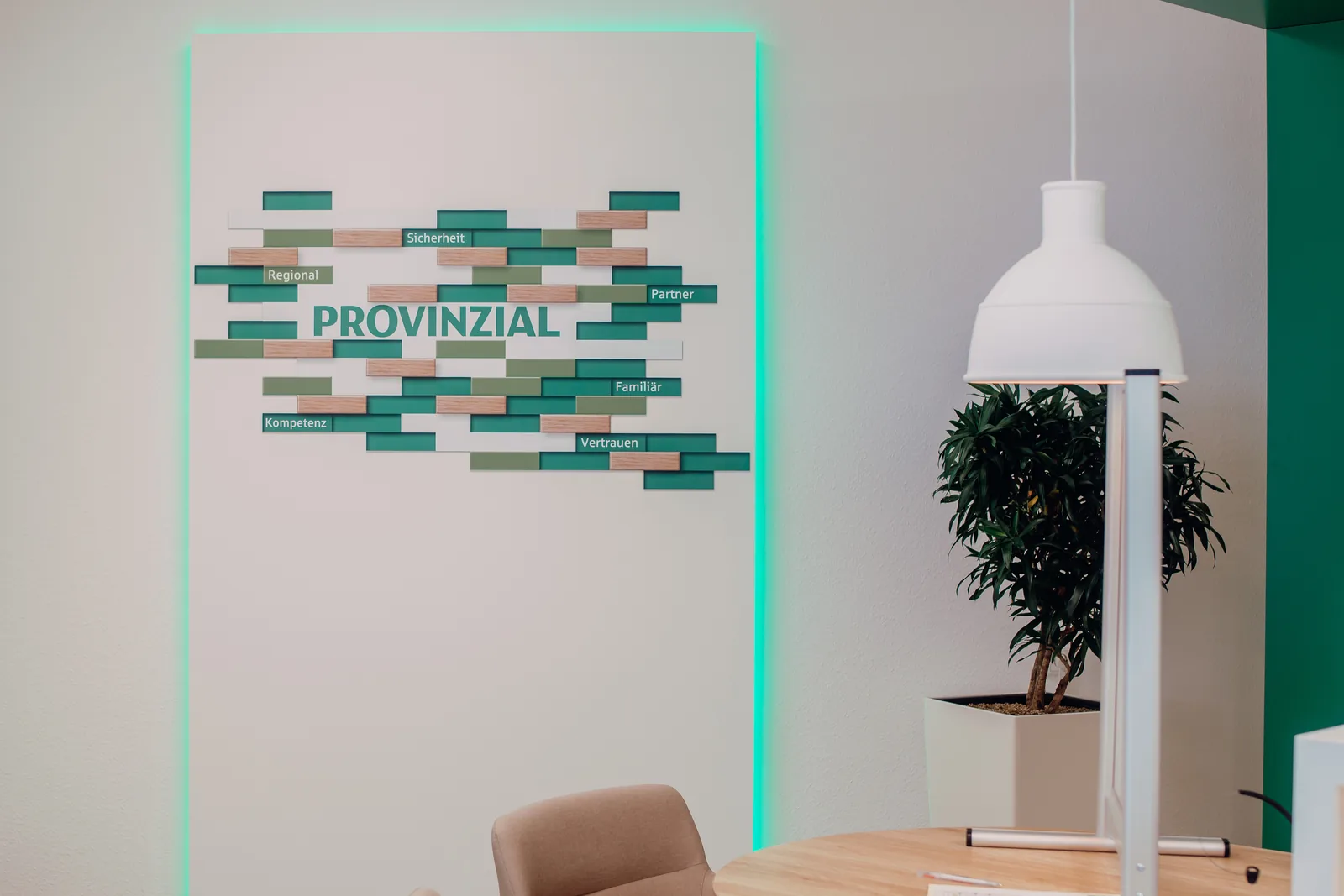 Provinzial-Schriftzug an der Wand eines Beratungsraums