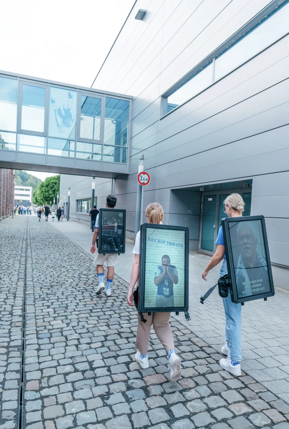 Promoter mit Walking Screen rund um die Arena des VfL Gummersbach