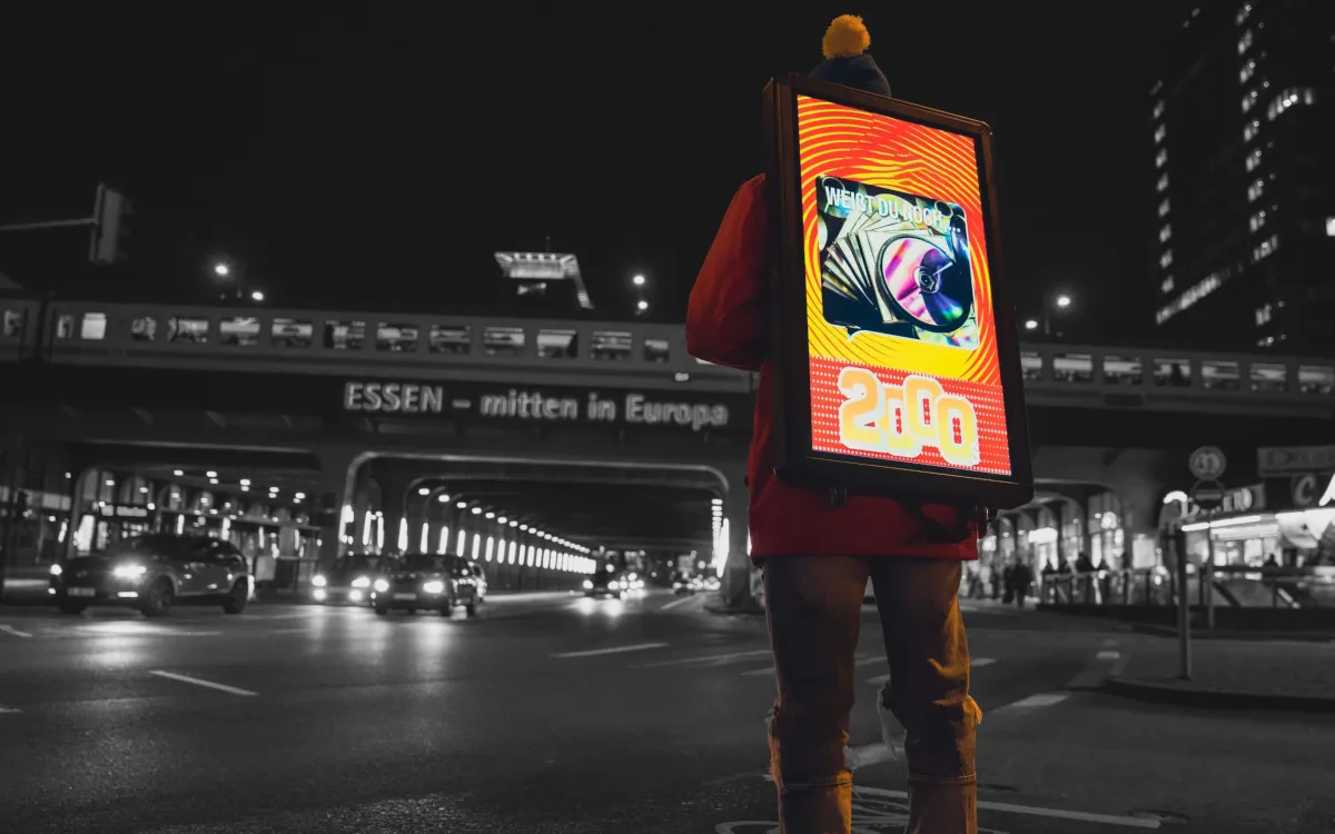 Promoter mit Walking Screen bei Nacht in der Essener Innenstadt