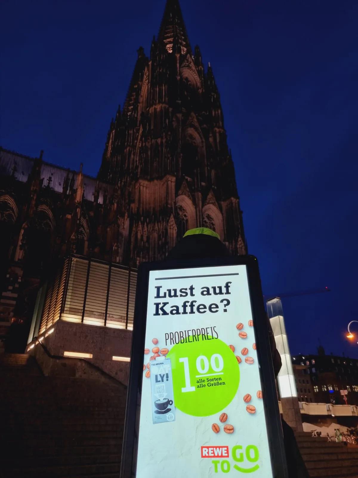 Walking Screen mit einer Kaffee-Aktion vor dem Kölner Dom bei Nacht