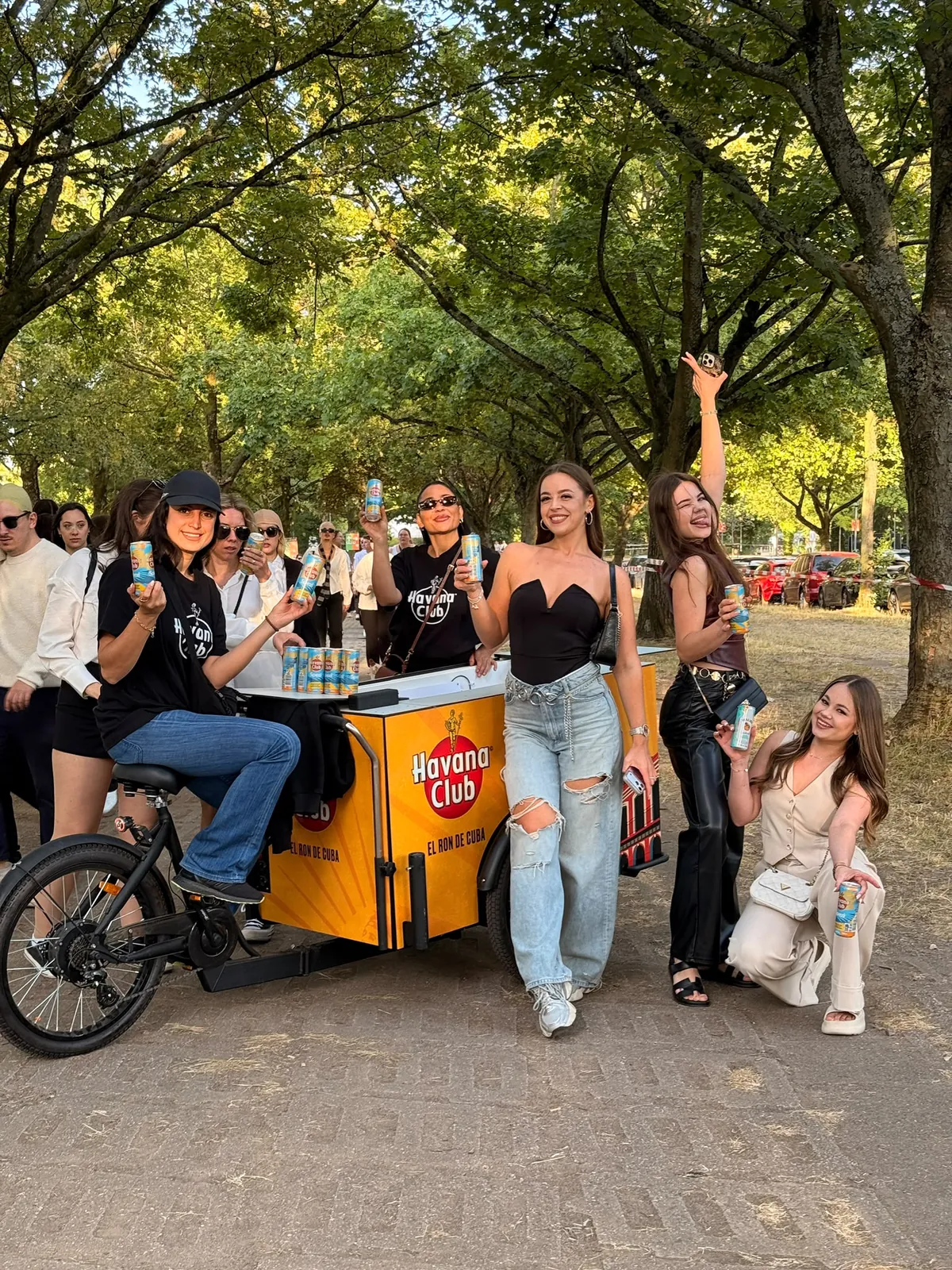 Roadshow-Team mit Lastenrad-Bar beim Sampling im Park