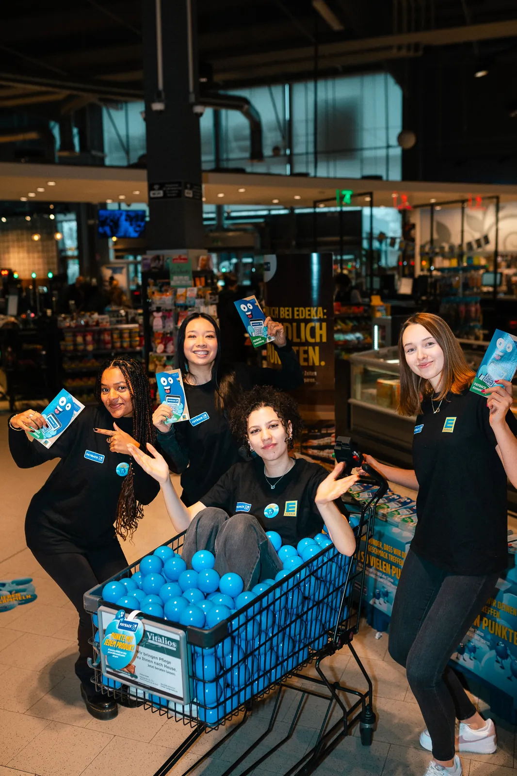 Promotion-Team mit Einkaufswagen bei einer Aktivierung im Handel