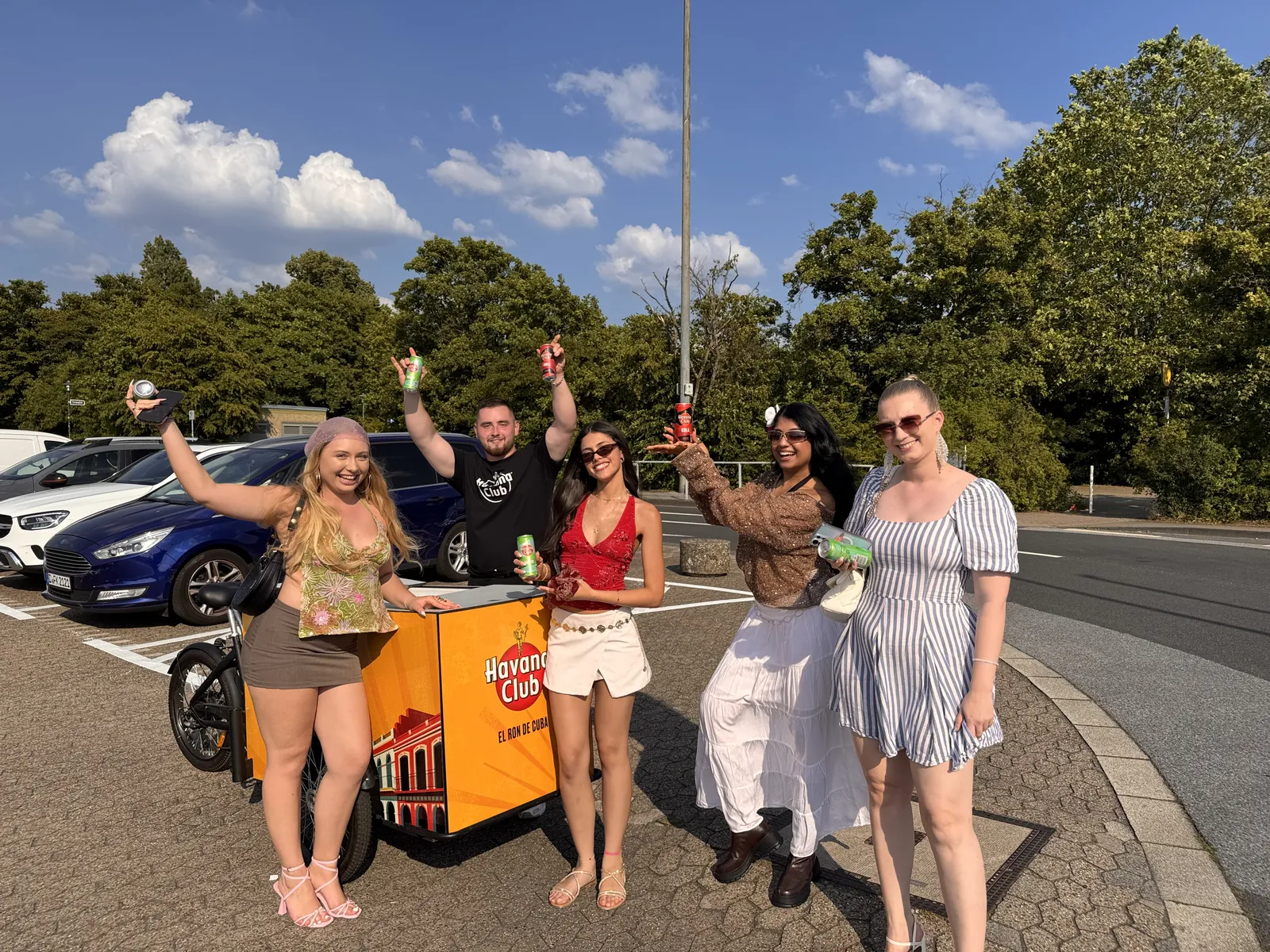 Sampling-Team mit Lastenrad-Bar auf einem Parkplatz